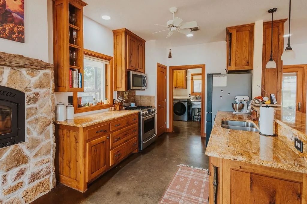 Single Family Residence For Sale in Parker County , 600 Finney Drive, Weatherford, Texas 76085, 2 Bedroom, 2 Bathroom, Garage spaces, 1,490 Sqft, built in 2008, mls#21391825, Real Estate Agent in Weatherford, Homes For Sale in Parker county, Homes For Sale in Weatherford, Realtor in Weatherford Texas, Real Estate Brokerage Independent Realty Texas, Luminita Cordes Realtor