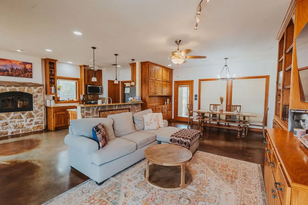 Single Family Residence For Sale in Parker County , 600 Finney Drive, Weatherford, Texas 76085, 2 Bedroom, 2 Bathroom, Garage spaces, 1,490 Sqft, built in 2008, mls#21391825, Real Estate Agent in Weatherford, Homes For Sale in Parker county, Homes For Sale in Weatherford, Realtor in Weatherford Texas, Real Estate Brokerage Independent Realty Texas, Luminita Cordes Realtor