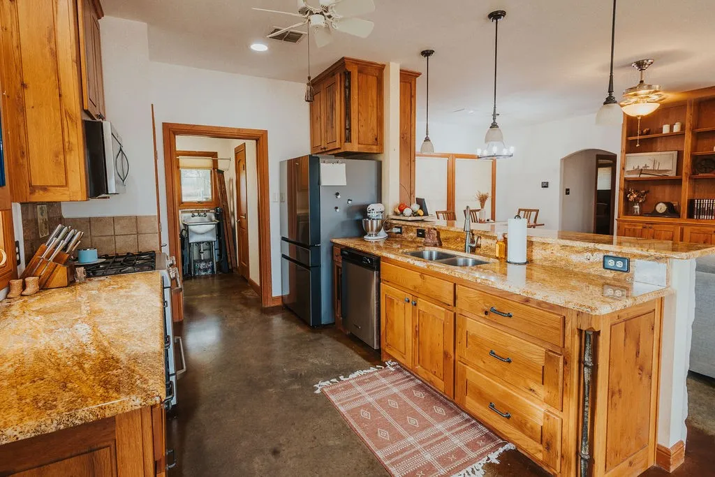 Single Family Residence For Sale in Parker County , 600 Finney Drive, Weatherford, Texas 76085, 2 Bedroom, 2 Bathroom, Garage spaces, 1,490 Sqft, built in 2008, mls#21391825, Real Estate Agent in Weatherford, Homes For Sale in Parker county, Homes For Sale in Weatherford, Realtor in Weatherford Texas, Real Estate Brokerage Independent Realty Texas, Luminita Cordes Realtor