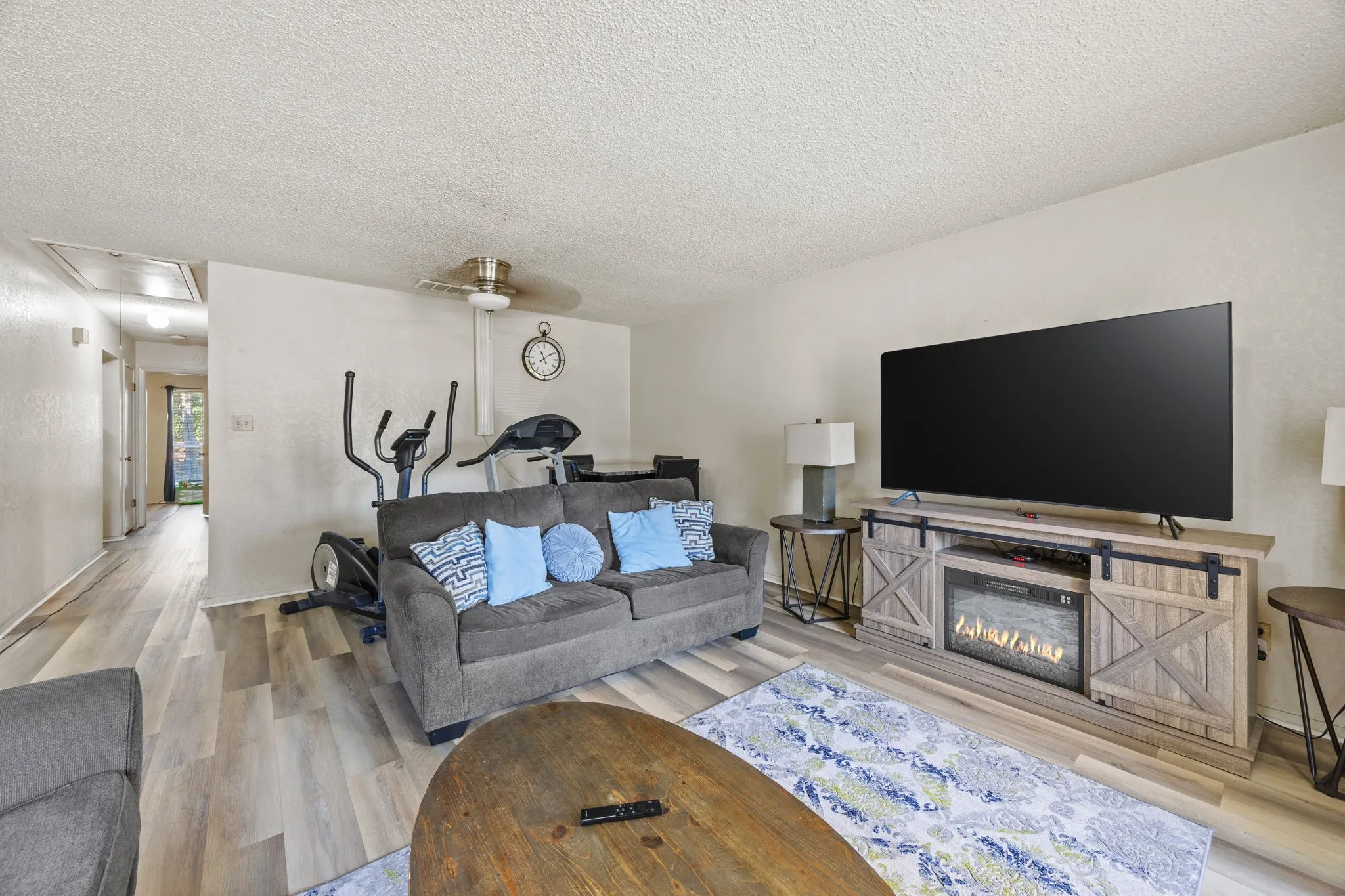 Duplex For Rent in Tarrant County , 2512 Windy Pine Lane 2514, Arlington, Texas 76015, 2 Bedroom, 1 Bathroom, Garage spaces, 1,102 Sqft, built in 1981, mls#21396873, Real Estate Agent in Arlington, Homes For Rent in Tarrant county, Homes For Rent in Arlington, Realtor in Arlington Texas, Real Estate Brokerage Independent Realty Texas, Luminita Cordes Realtor