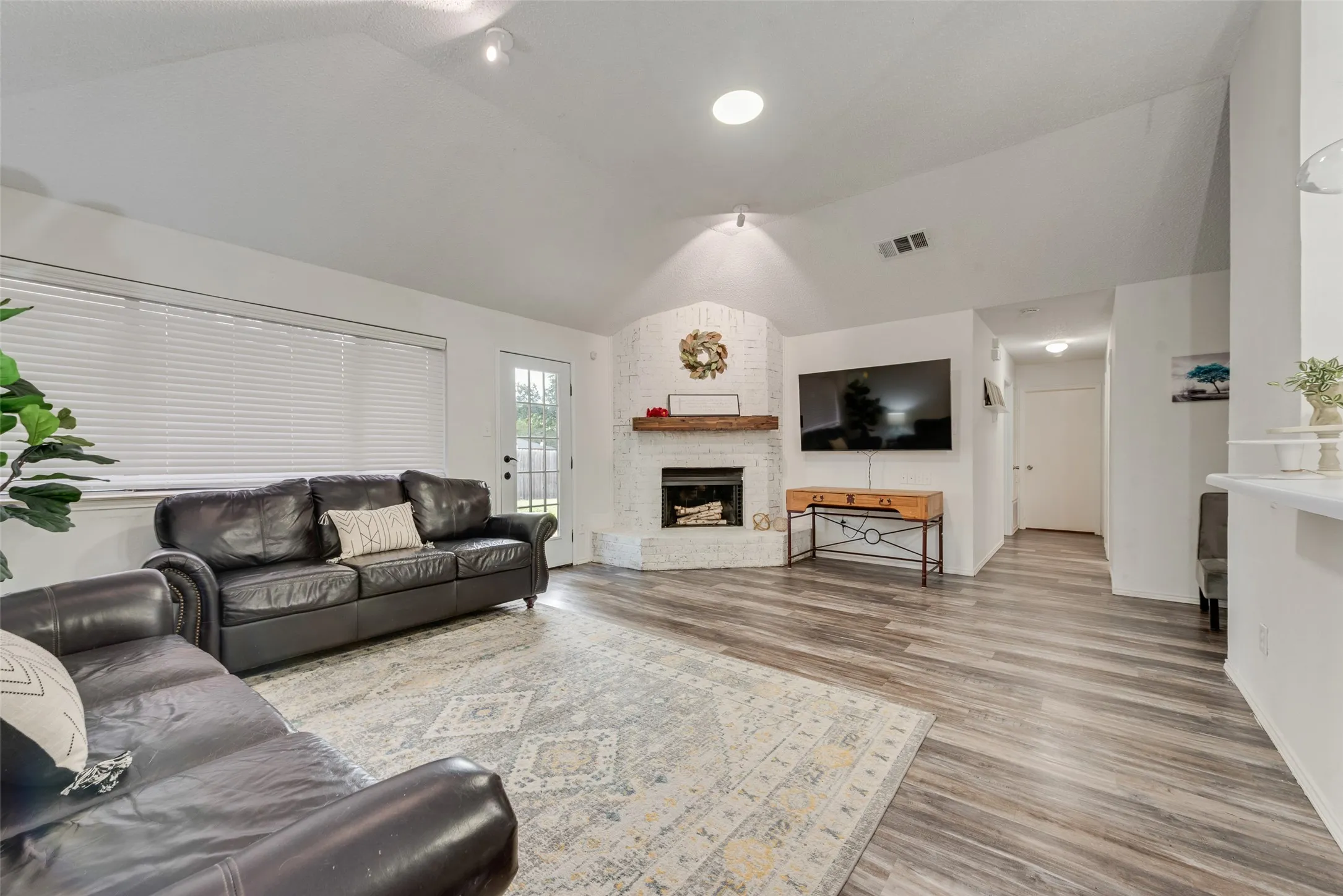 Single Family Residence For Sale in Tarrant County , 10140 Indian Mound Road, Fort Worth, Texas 76108, 3 Bedroom, 2 Bathroom, 2 Garage spaces, 1,556 Sqft, built in 1986, mls#21395676, Real Estate Agent in Fort Worth, Homes For Sale in Tarrant county, Homes For Sale in Fort Worth, Realtor in Fort Worth Texas, Real Estate Brokerage Independent Realty Texas, Luminita Cordes Realtor