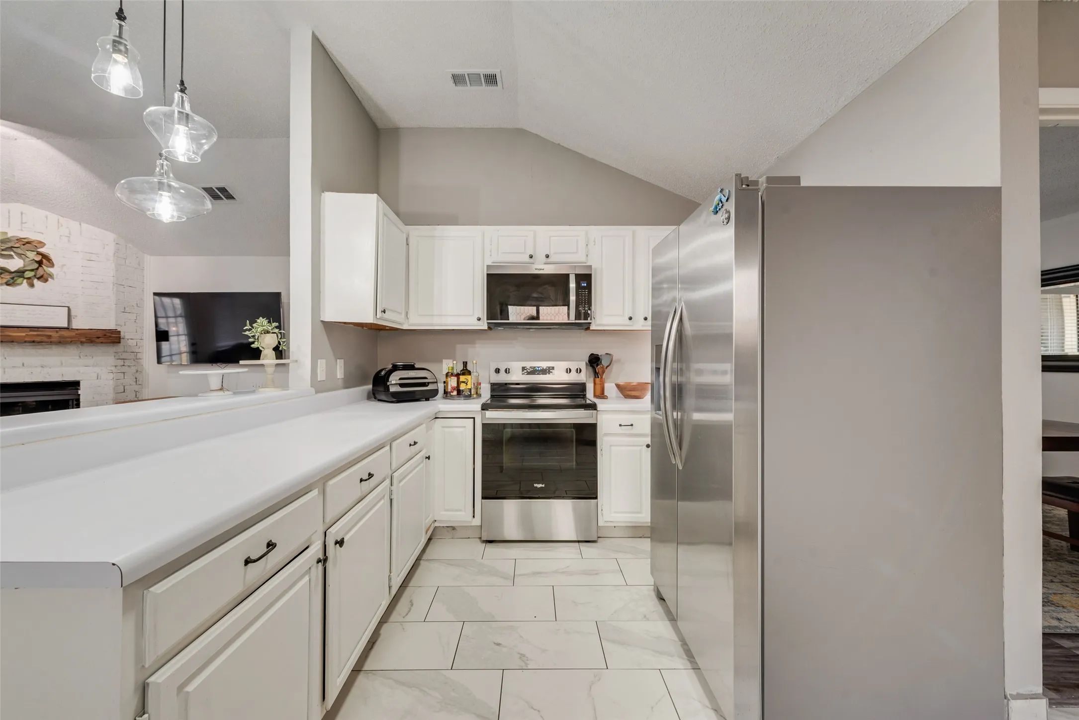 Single Family Residence For Sale in Tarrant County , 10140 Indian Mound Road, Fort Worth, Texas 76108, 3 Bedroom, 2 Bathroom, 2 Garage spaces, 1,556 Sqft, built in 1986, mls#21395676, Real Estate Agent in Fort Worth, Homes For Sale in Tarrant county, Homes For Sale in Fort Worth, Realtor in Fort Worth Texas, Real Estate Brokerage Independent Realty Texas, Luminita Cordes Realtor