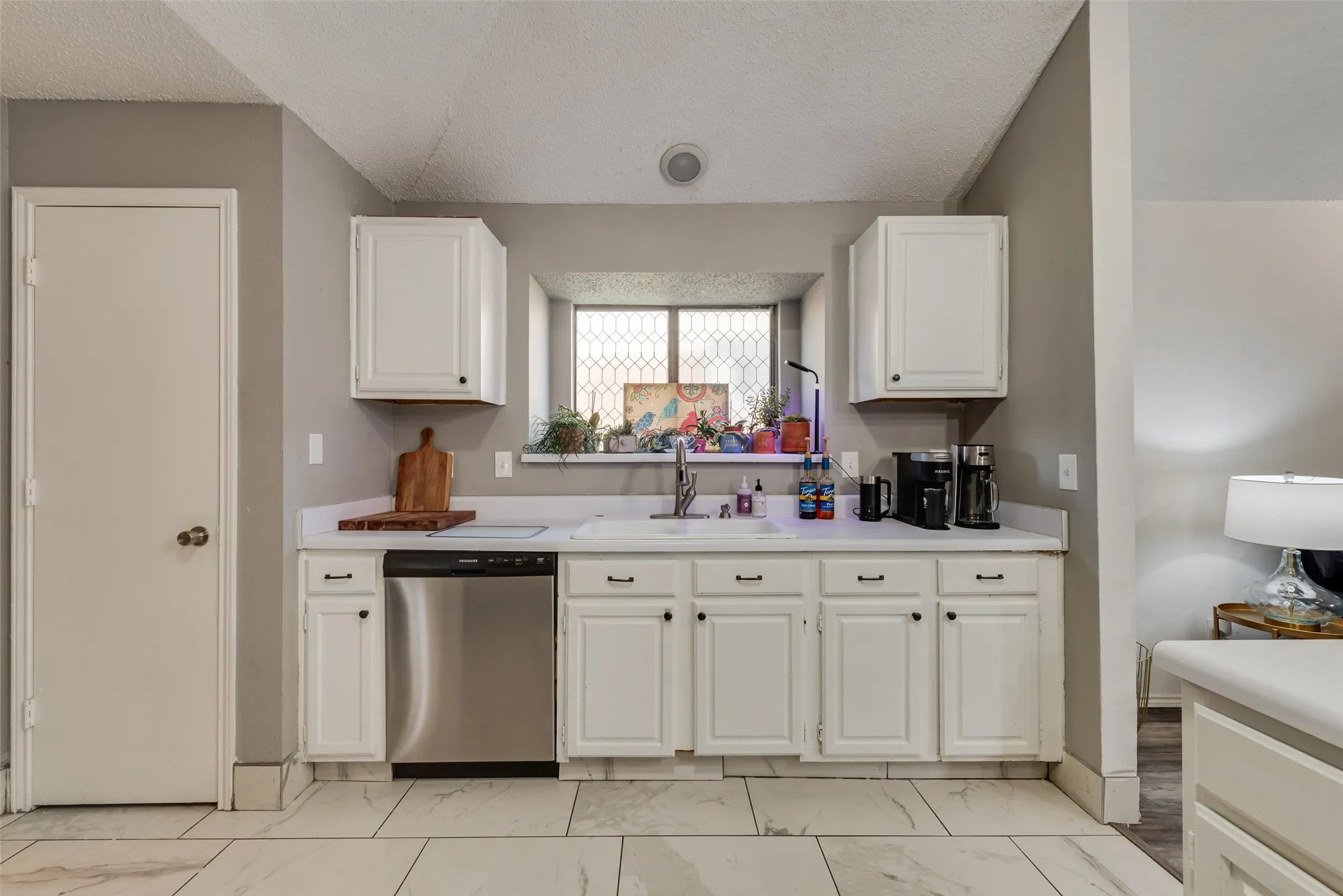 Single Family Residence For Sale in Tarrant County , 10140 Indian Mound Road, Fort Worth, Texas 76108, 3 Bedroom, 2 Bathroom, 2 Garage spaces, 1,556 Sqft, built in 1986, mls#21395676, Real Estate Agent in Fort Worth, Homes For Sale in Tarrant county, Homes For Sale in Fort Worth, Realtor in Fort Worth Texas, Real Estate Brokerage Independent Realty Texas, Luminita Cordes Realtor