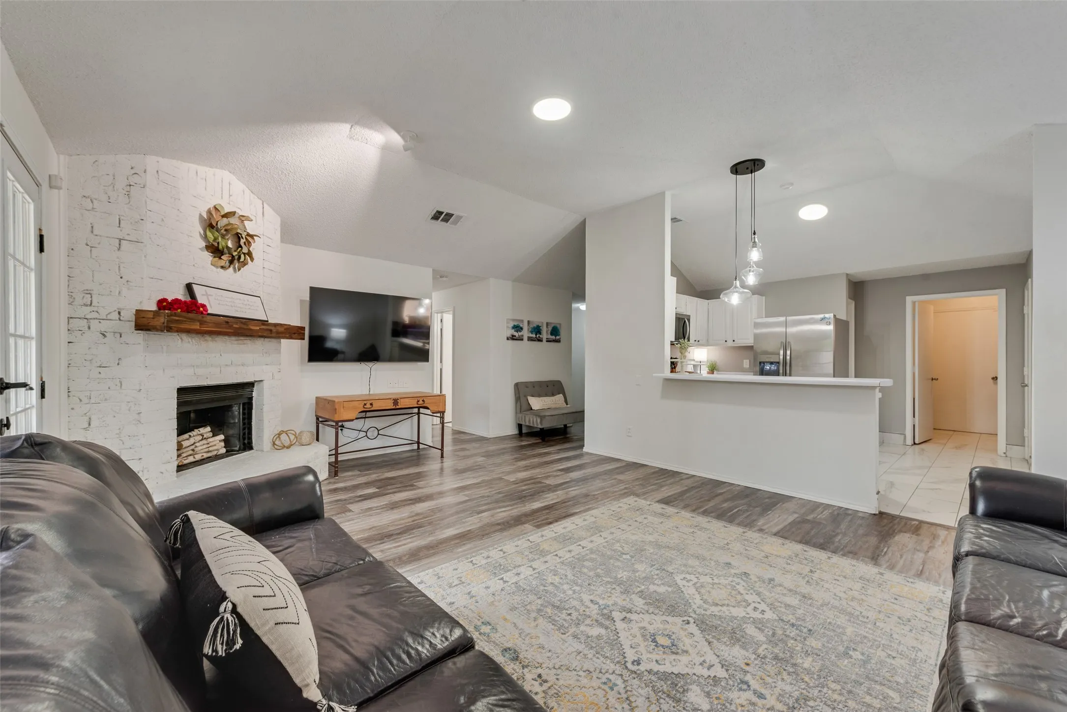 Single Family Residence For Sale in Tarrant County , 10140 Indian Mound Road, Fort Worth, Texas 76108, 3 Bedroom, 2 Bathroom, 2 Garage spaces, 1,556 Sqft, built in 1986, mls#21395676, Real Estate Agent in Fort Worth, Homes For Sale in Tarrant county, Homes For Sale in Fort Worth, Realtor in Fort Worth Texas, Real Estate Brokerage Independent Realty Texas, Luminita Cordes Realtor