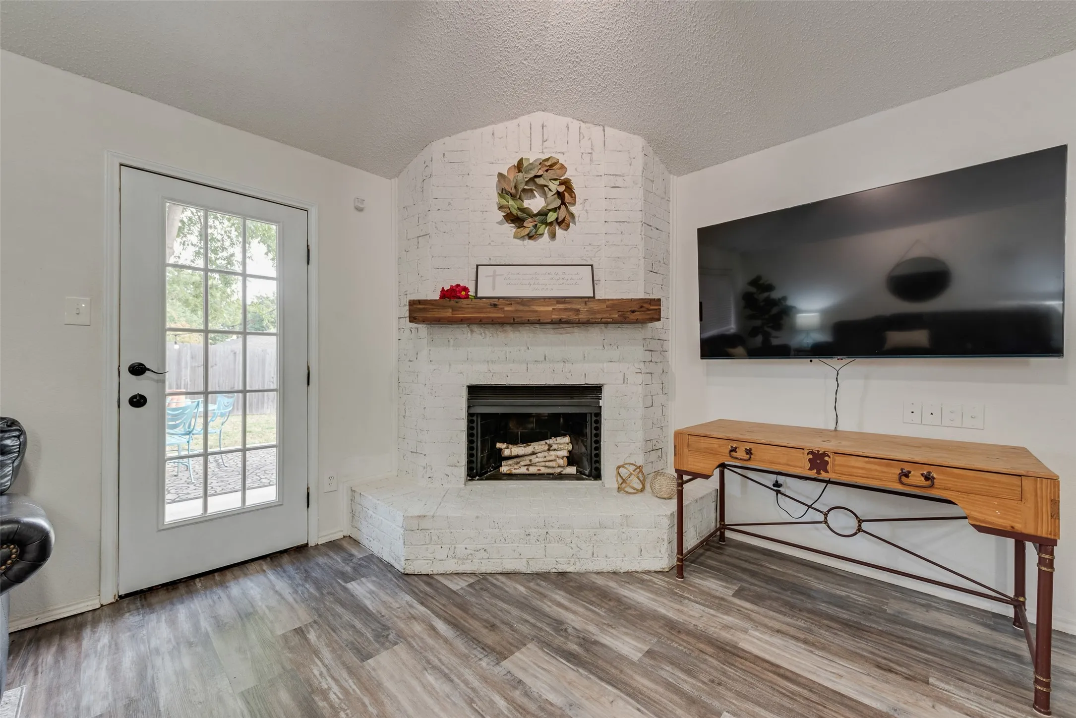 Single Family Residence For Sale in Tarrant County , 10140 Indian Mound Road, Fort Worth, Texas 76108, 3 Bedroom, 2 Bathroom, 2 Garage spaces, 1,556 Sqft, built in 1986, mls#21395676, Real Estate Agent in Fort Worth, Homes For Sale in Tarrant county, Homes For Sale in Fort Worth, Realtor in Fort Worth Texas, Real Estate Brokerage Independent Realty Texas, Luminita Cordes Realtor