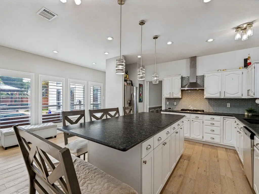 Single Family Residence For Sale in Collin County , 701 pine lakes, Plano, Texas 75025, 4 Bedroom, 4 Bathroom, 2 Garage spaces, 3,466 Sqft, built in 1990, mls#21397042, Real Estate Agent in Plano, Homes For Sale in Collin county, Homes For Sale in Plano, Realtor in Plano Texas, Real Estate Brokerage Independent Realty Texas, Luminita Cordes Realtor