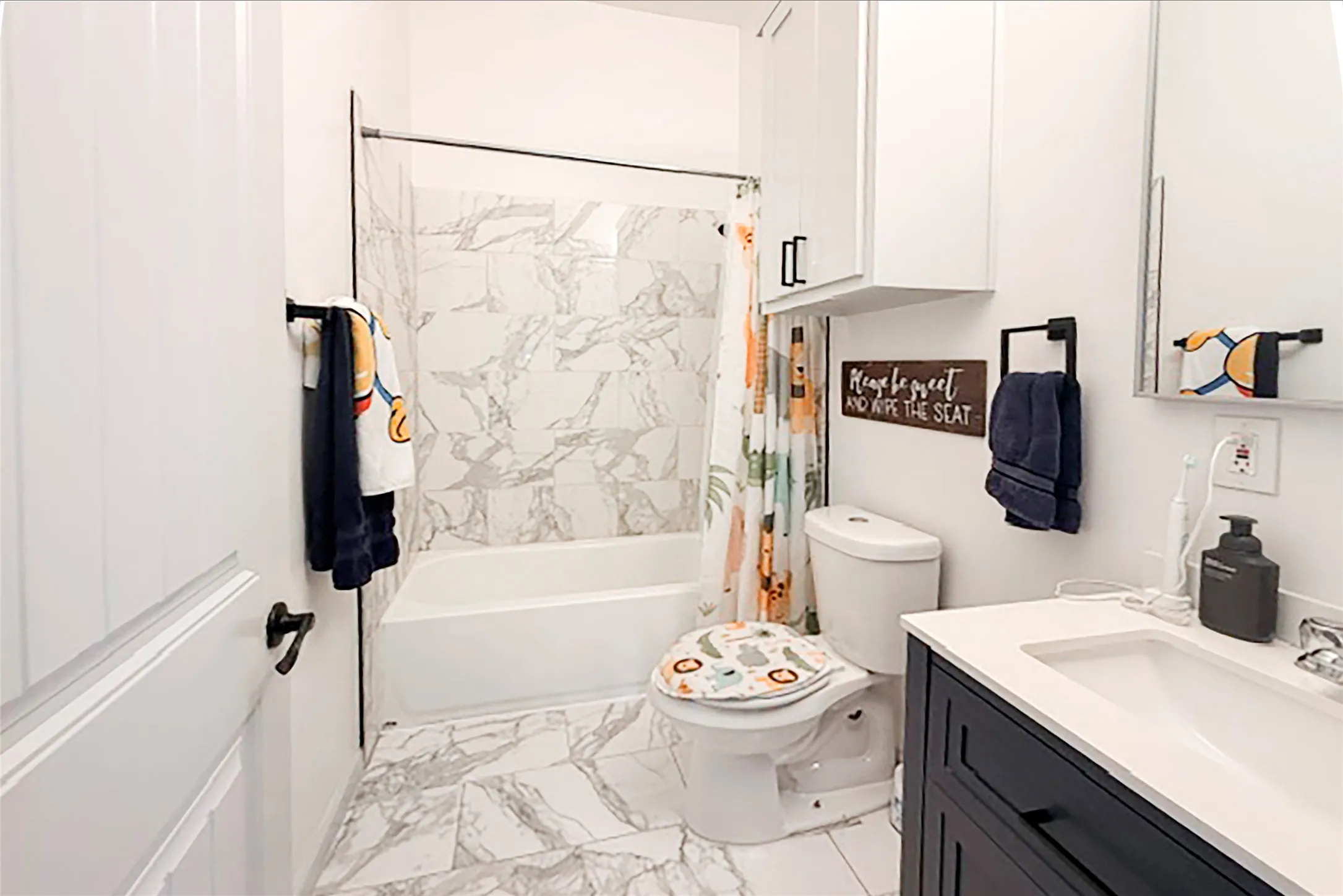 Hall bathroom with shower/tub combo