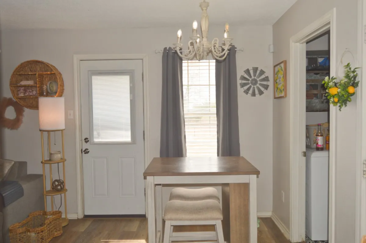 Eat In Dining Area open to Living