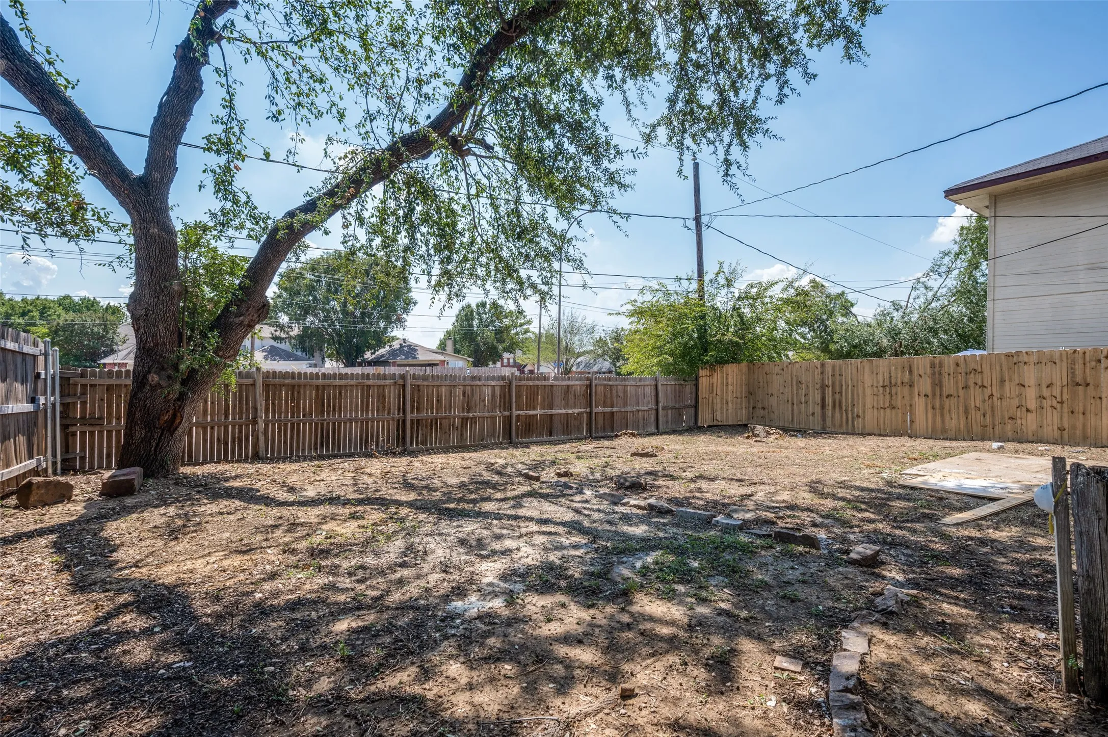 Single Family Residence For Sale in Tarrant County , 838 Cornfield Drive, Arlington, Texas 76017, 4 Bedroom, 3 Bathroom, 2 Garage spaces, 1,818 Sqft, built in 1986, mls#21396029, Real Estate Agent in Arlington, Homes For Sale in Tarrant county, Homes For Sale in Arlington, Realtor in Arlington Texas, Real Estate Brokerage Independent Realty Texas, Luminita Cordes Realtor
