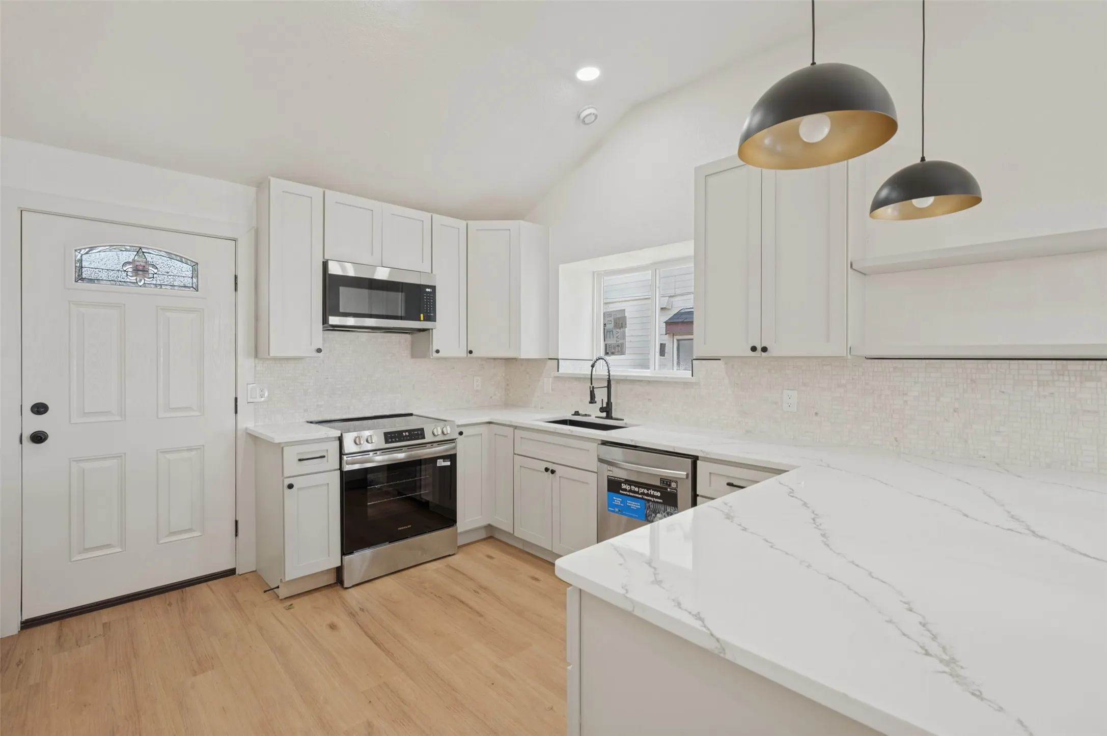 Single Family Residence For Sale in Tarrant County , 838 Cornfield Drive, Arlington, Texas 76017, 4 Bedroom, 3 Bathroom, 2 Garage spaces, 1,818 Sqft, built in 1986, mls#21396029, Real Estate Agent in Arlington, Homes For Sale in Tarrant county, Homes For Sale in Arlington, Realtor in Arlington Texas, Real Estate Brokerage Independent Realty Texas, Luminita Cordes Realtor