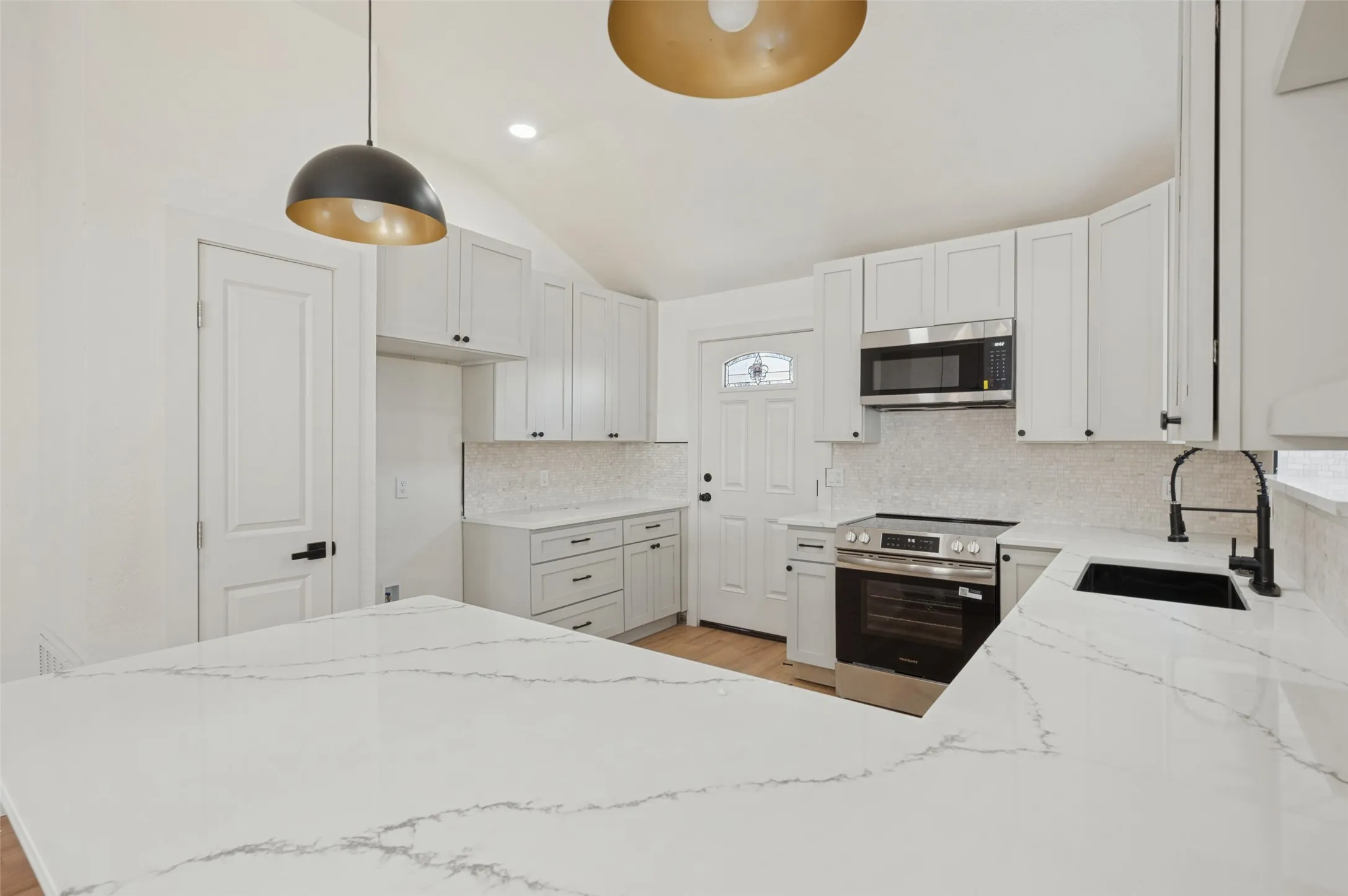 Single Family Residence For Sale in Tarrant County , 838 Cornfield Drive, Arlington, Texas 76017, 4 Bedroom, 3 Bathroom, 2 Garage spaces, 1,818 Sqft, built in 1986, mls#21396029, Real Estate Agent in Arlington, Homes For Sale in Tarrant county, Homes For Sale in Arlington, Realtor in Arlington Texas, Real Estate Brokerage Independent Realty Texas, Luminita Cordes Realtor