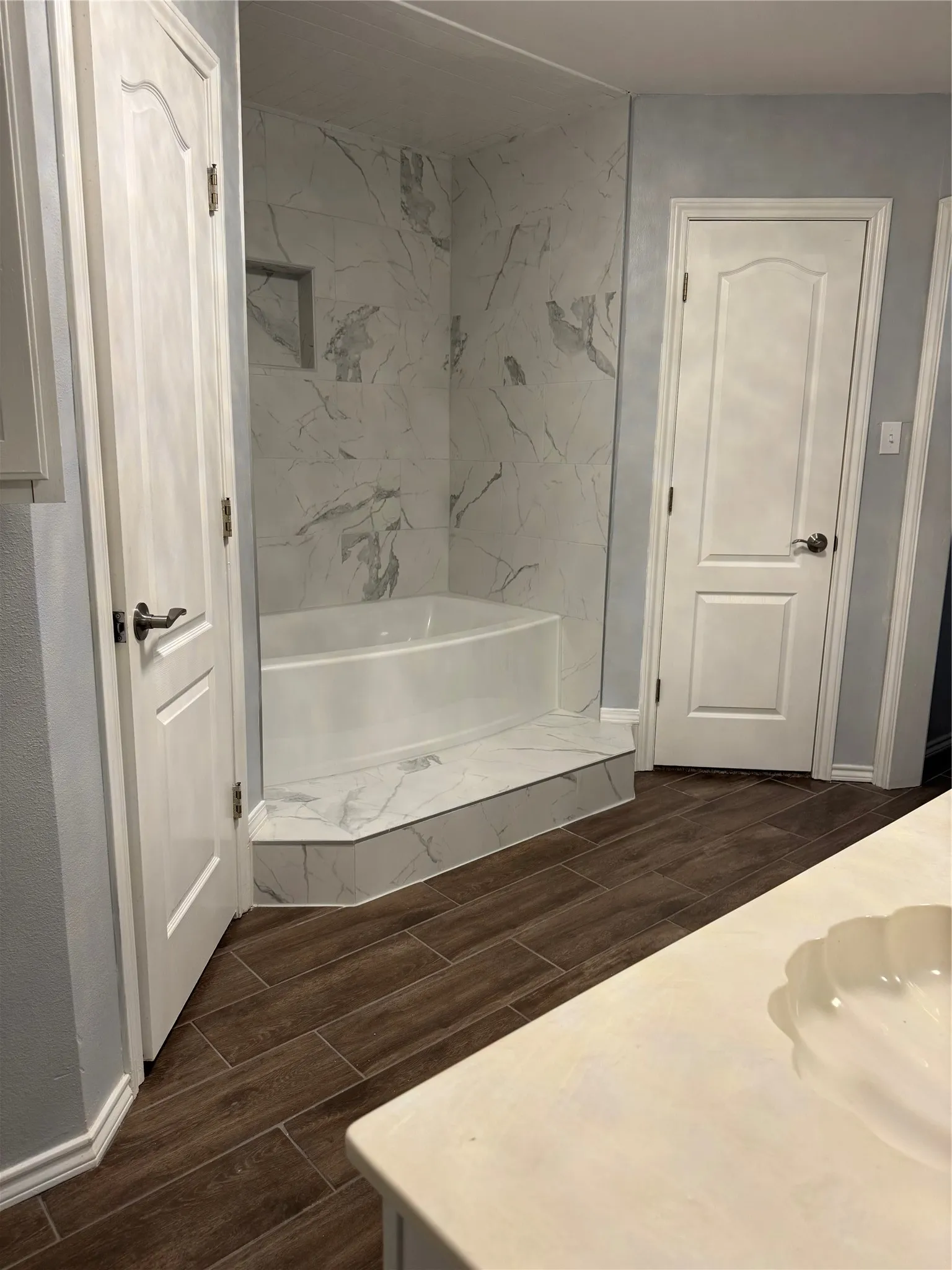 Built-in soaking tub