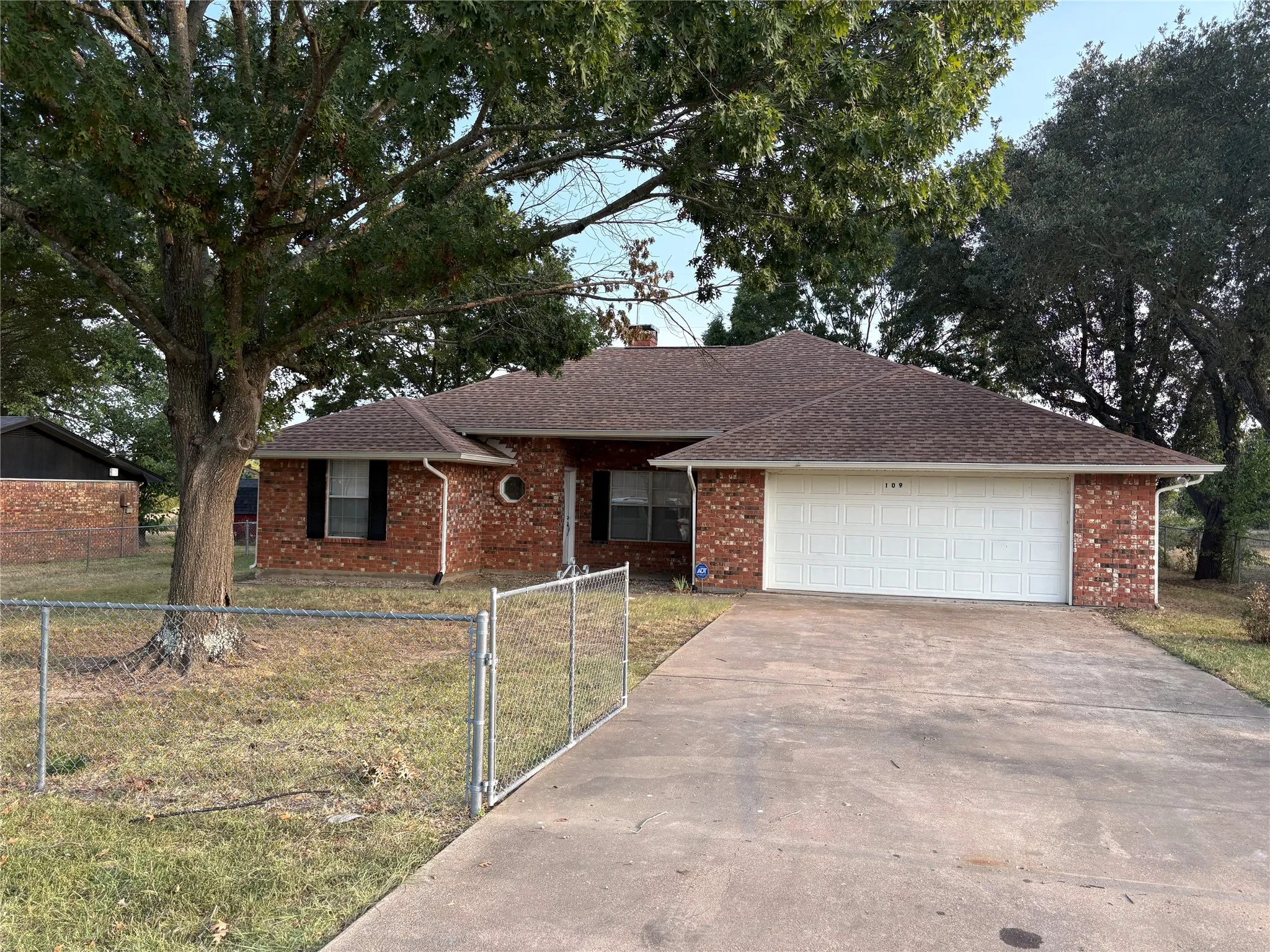 Single Family Residence For Rent in Henderson County , 109 Waldman Drive, Gun Barrel City, Texas 75156, 3 Bedroom, 2 Bathroom, 2 Garage spaces, 1,429 Sqft, built in 1995, mls#21392277, Real Estate Agent in Gun Barrel City, Homes For Rent in Henderson county, Homes For Rent in Gun Barrel City, Realtor in Gun Barrel City Texas, Real Estate Brokerage Independent Realty Texas, Luminita Cordes Realtor