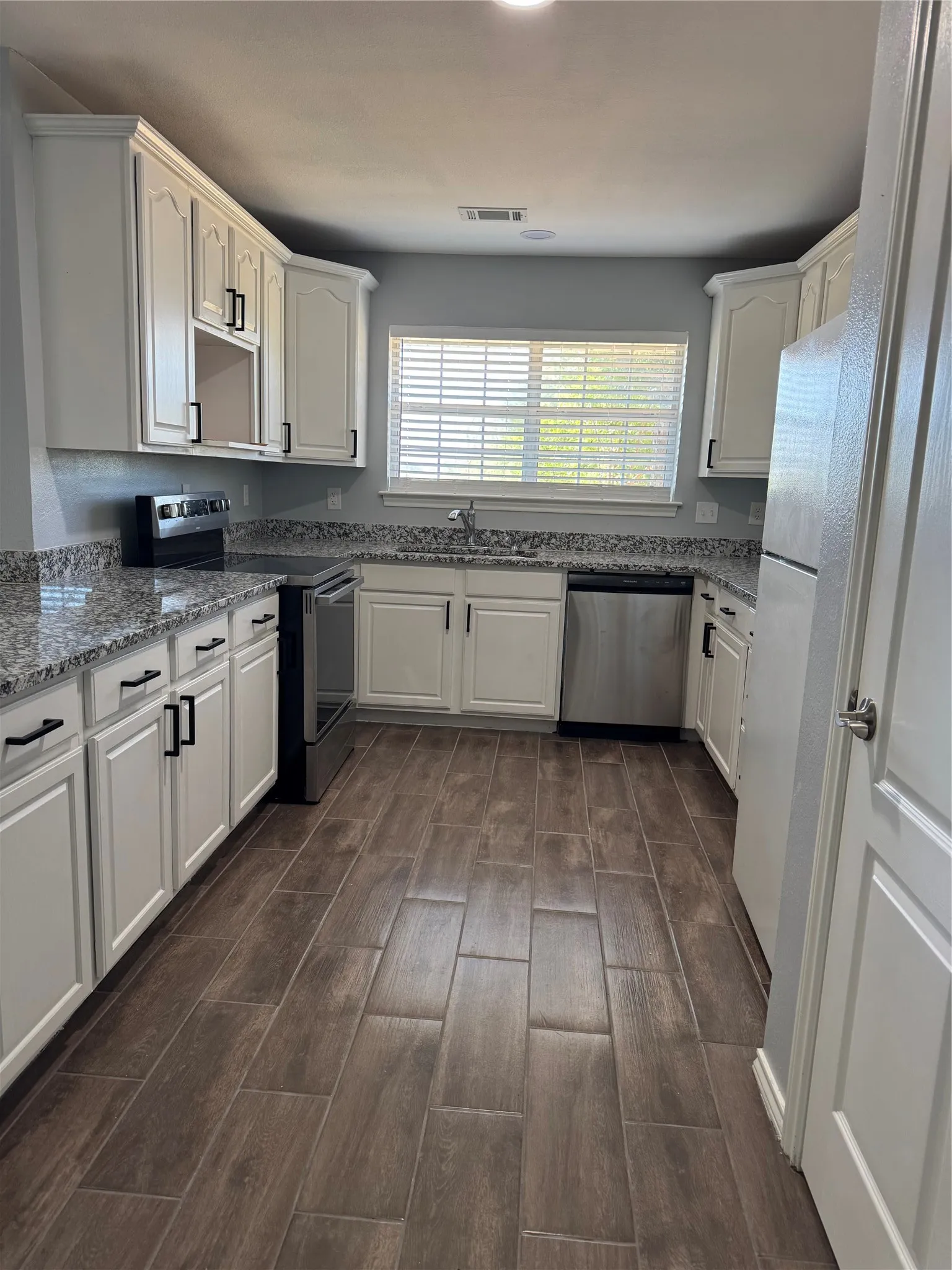 Single Family Residence For Rent in Henderson County , 109 Waldman Drive, Gun Barrel City, Texas 75156, 3 Bedroom, 2 Bathroom, 2 Garage spaces, 1,429 Sqft, built in 1995, mls#21392277, Real Estate Agent in Gun Barrel City, Homes For Rent in Henderson county, Homes For Rent in Gun Barrel City, Realtor in Gun Barrel City Texas, Real Estate Brokerage Independent Realty Texas, Luminita Cordes Realtor