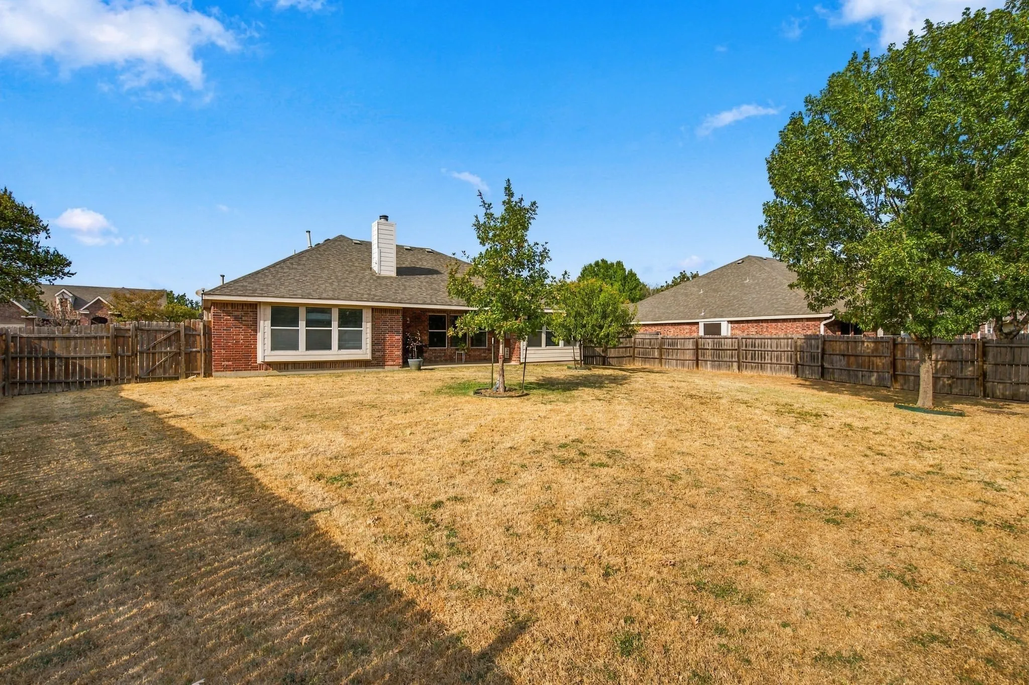 Single Family Residence For Sale in Denton County , 2412 Clubhouse Drive, Denton, Texas 76210, 3 Bedroom, 2 Bathroom, 2 Garage spaces, 1,676 Sqft, built in 2005, mls#21396956, Real Estate Agent in Denton, Homes For Sale in Denton county, Homes For Sale in Denton, Realtor in Denton Texas, Real Estate Brokerage Independent Realty Texas, Luminita Cordes Realtor