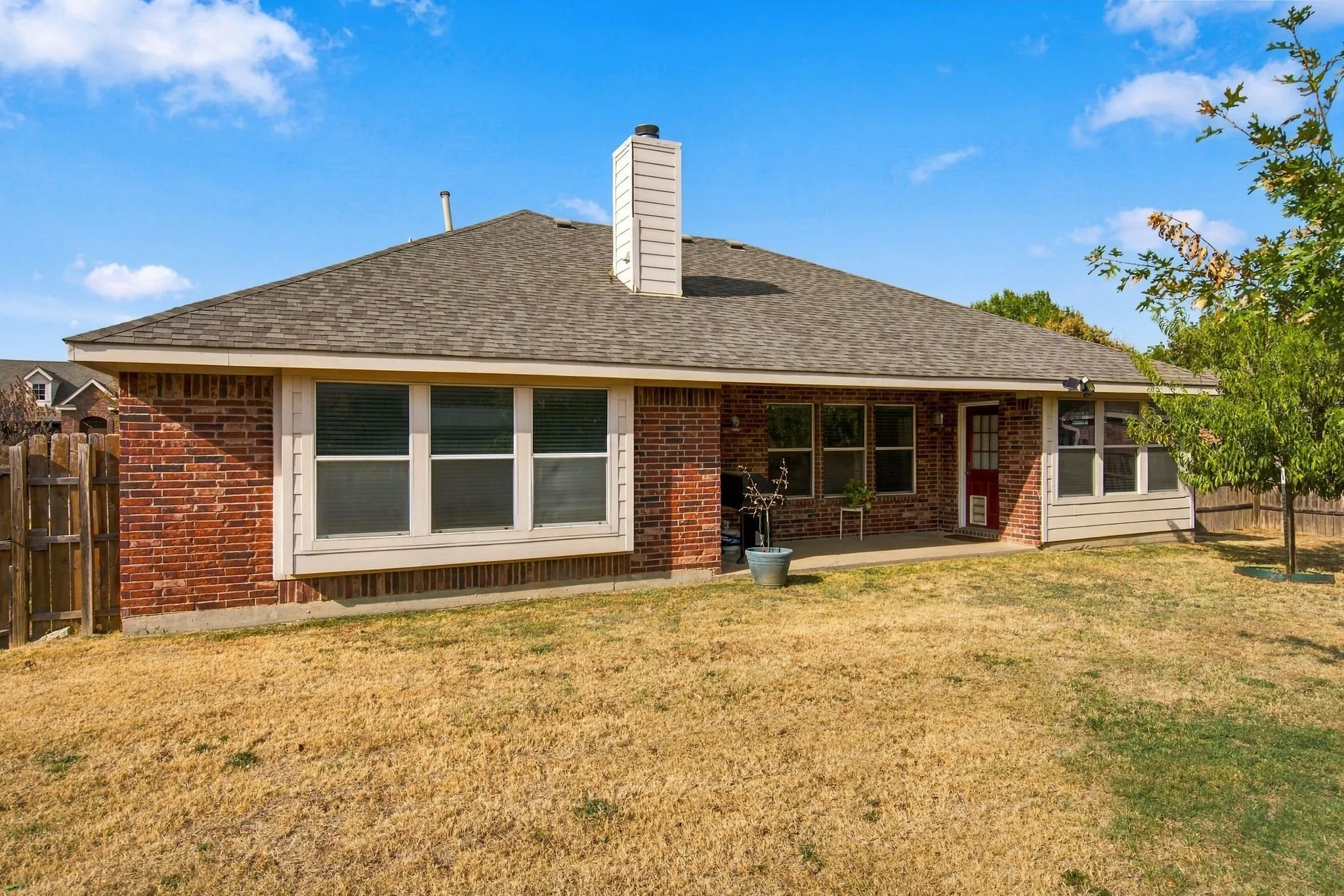 Single Family Residence For Sale in Denton County , 2412 Clubhouse Drive, Denton, Texas 76210, 3 Bedroom, 2 Bathroom, 2 Garage spaces, 1,676 Sqft, built in 2005, mls#21396956, Real Estate Agent in Denton, Homes For Sale in Denton county, Homes For Sale in Denton, Realtor in Denton Texas, Real Estate Brokerage Independent Realty Texas, Luminita Cordes Realtor