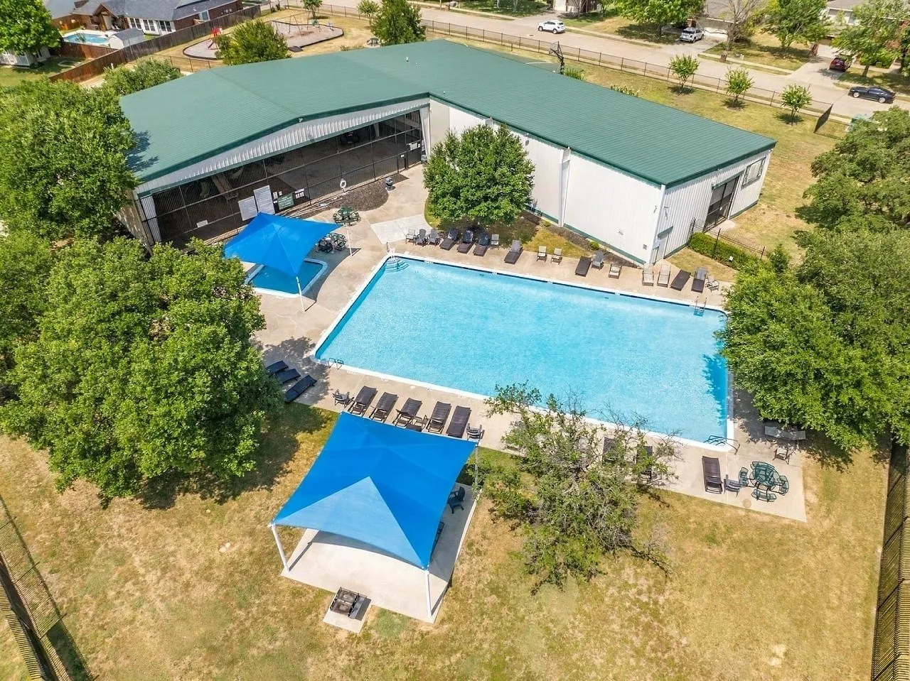 Single Family Residence For Sale in Denton County , 2412 Clubhouse Drive, Denton, Texas 76210, 3 Bedroom, 2 Bathroom, 2 Garage spaces, 1,676 Sqft, built in 2005, mls#21396956, Real Estate Agent in Denton, Homes For Sale in Denton county, Homes For Sale in Denton, Realtor in Denton Texas, Real Estate Brokerage Independent Realty Texas, Luminita Cordes Realtor