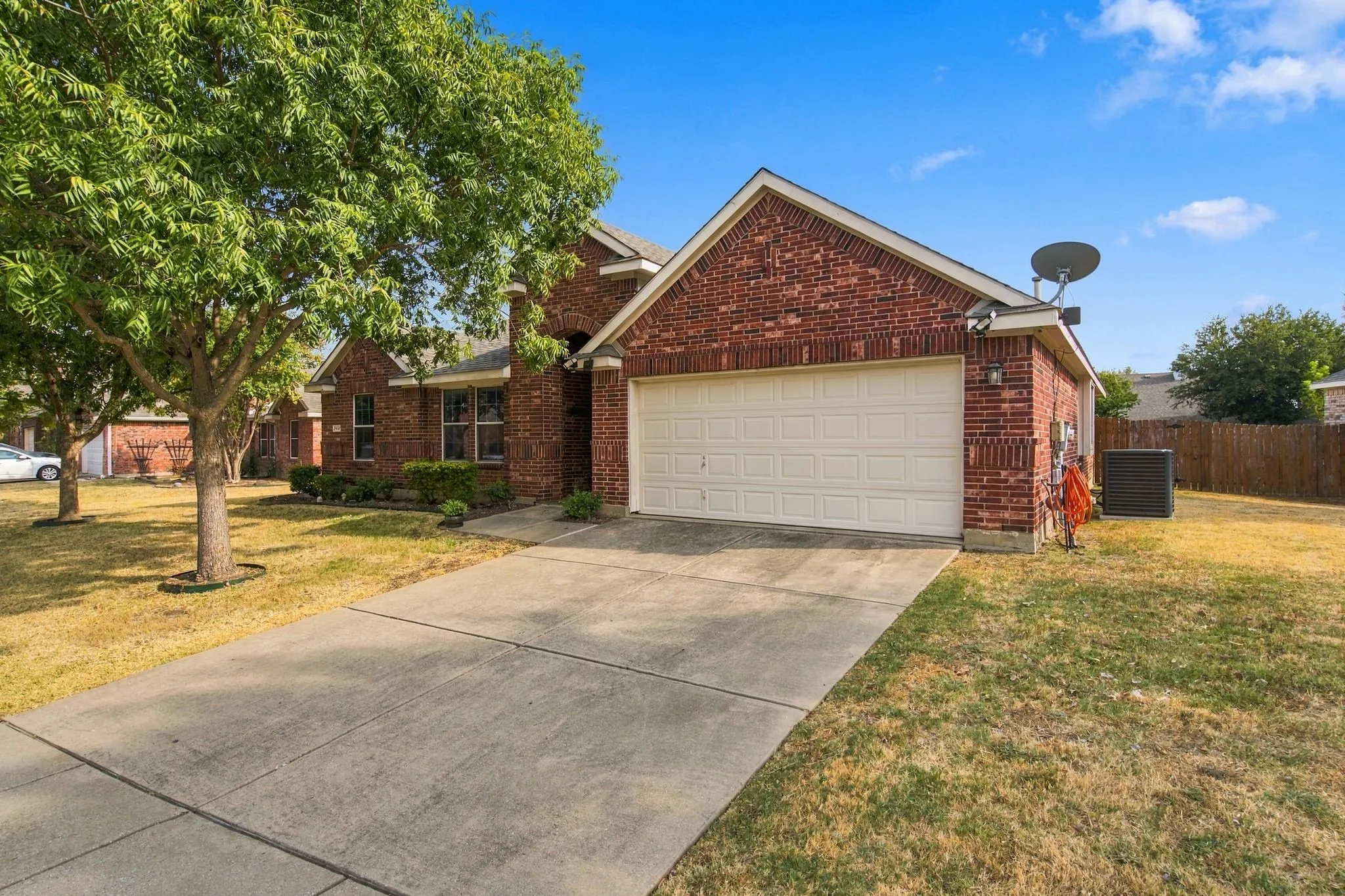 Single Family Residence For Sale in Denton County , 2412 Clubhouse Drive, Denton, Texas 76210, 3 Bedroom, 2 Bathroom, 2 Garage spaces, 1,676 Sqft, built in 2005, mls#21396956, Real Estate Agent in Denton, Homes For Sale in Denton county, Homes For Sale in Denton, Realtor in Denton Texas, Real Estate Brokerage Independent Realty Texas, Luminita Cordes Realtor