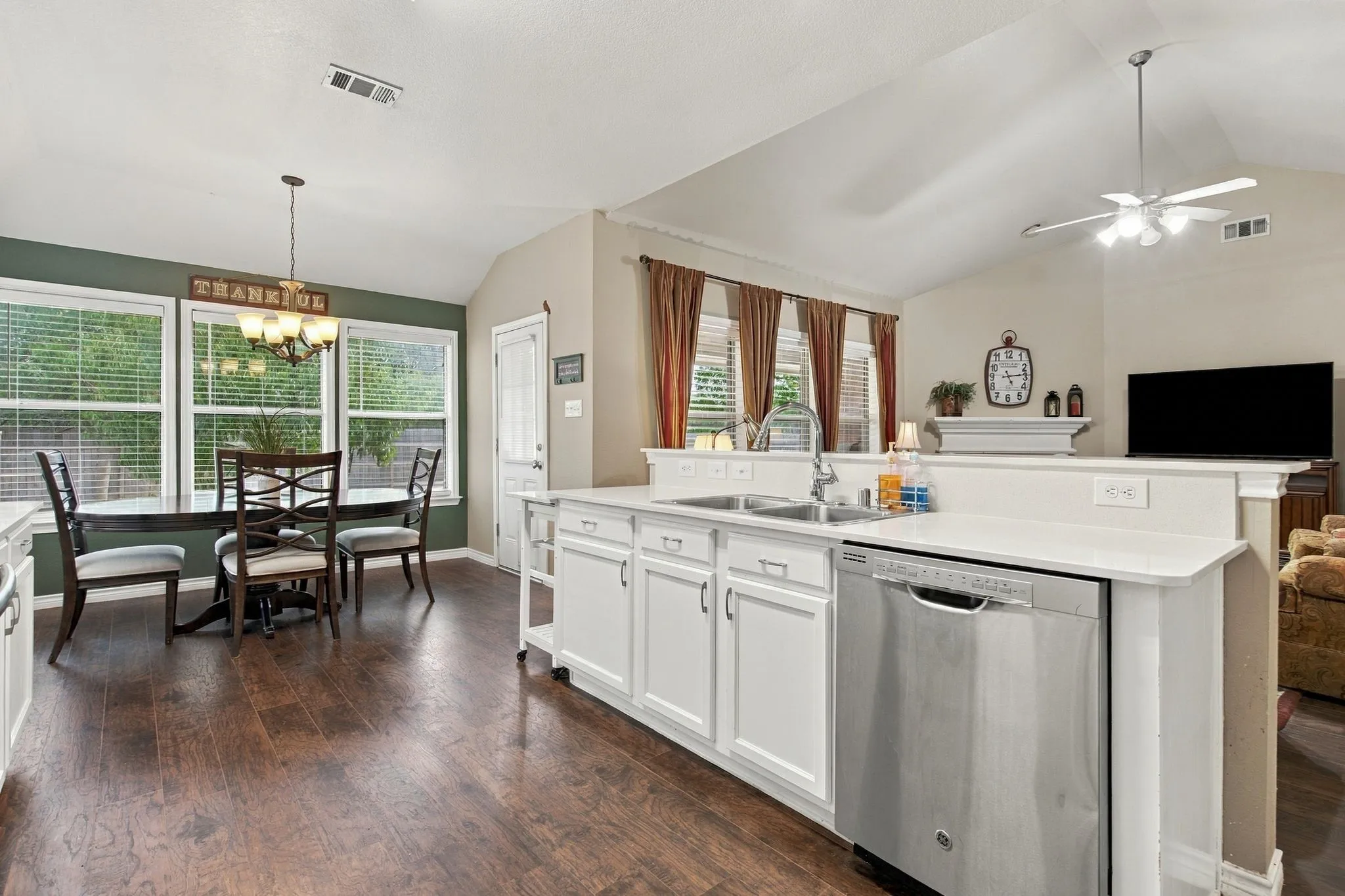 Single Family Residence For Sale in Denton County , 2412 Clubhouse Drive, Denton, Texas 76210, 3 Bedroom, 2 Bathroom, 2 Garage spaces, 1,676 Sqft, built in 2005, mls#21396956, Real Estate Agent in Denton, Homes For Sale in Denton county, Homes For Sale in Denton, Realtor in Denton Texas, Real Estate Brokerage Independent Realty Texas, Luminita Cordes Realtor