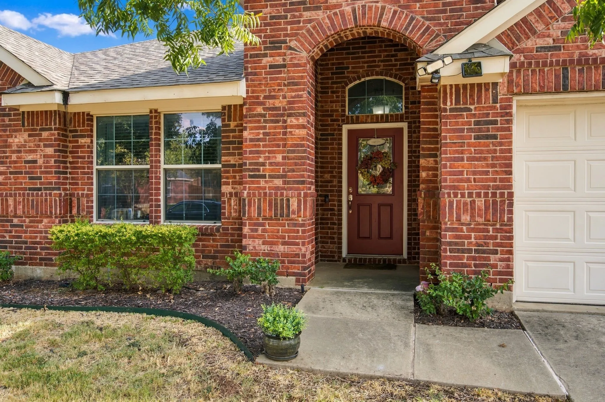 Single Family Residence For Sale in Denton County , 2412 Clubhouse Drive, Denton, Texas 76210, 3 Bedroom, 2 Bathroom, 2 Garage spaces, 1,676 Sqft, built in 2005, mls#21396956, Real Estate Agent in Denton, Homes For Sale in Denton county, Homes For Sale in Denton, Realtor in Denton Texas, Real Estate Brokerage Independent Realty Texas, Luminita Cordes Realtor