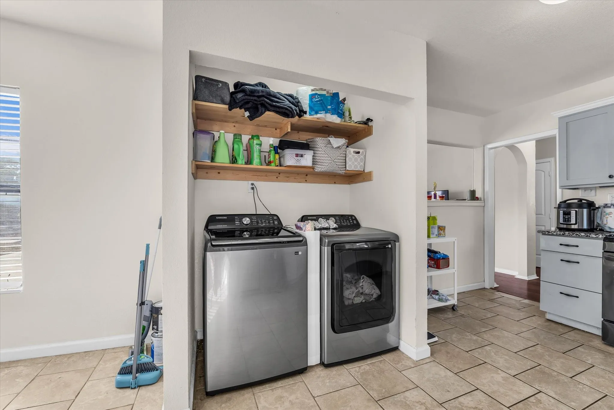 Built-in laundry alcove with two permanent wood shelves