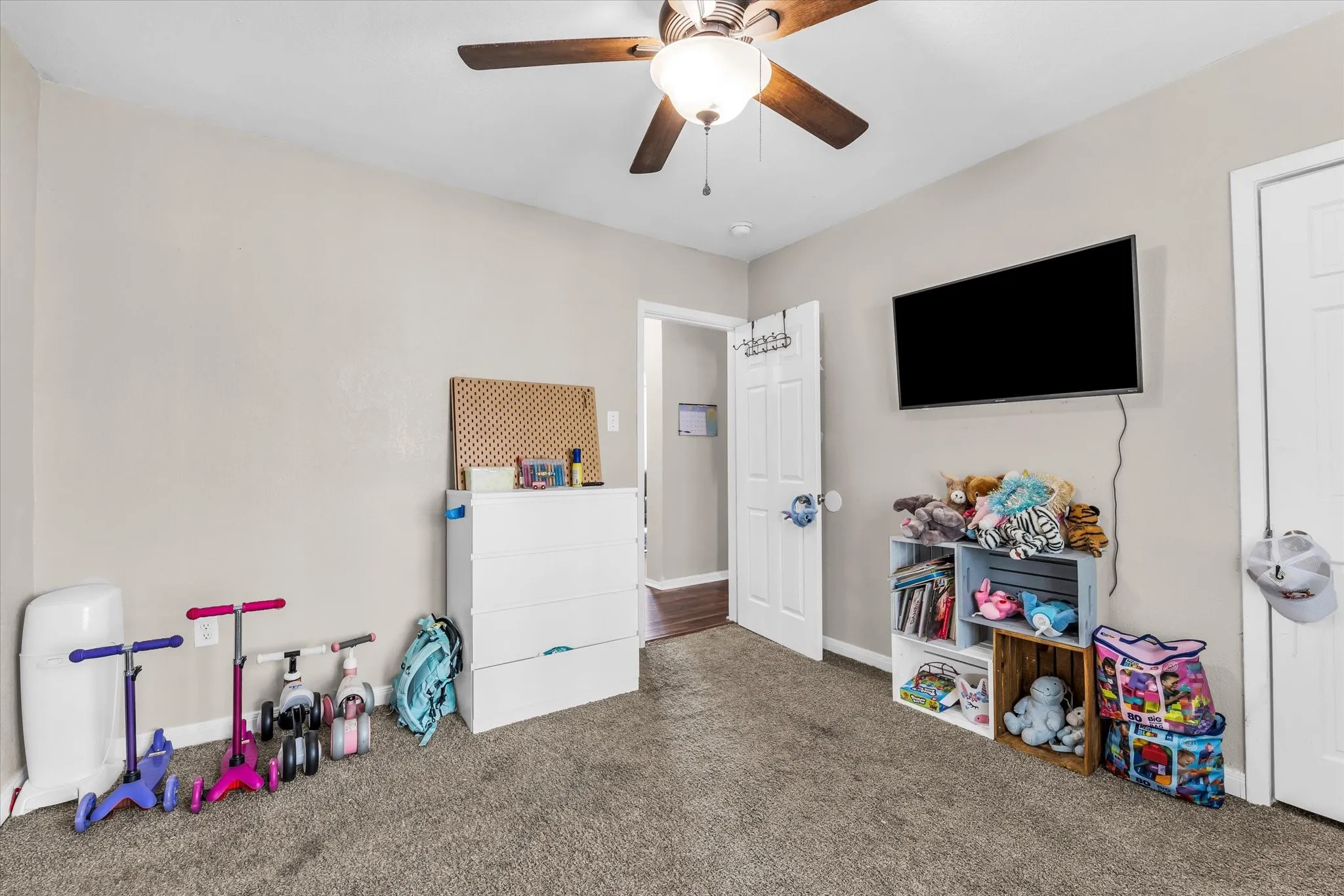 Neutral wall color with textured carpet flooring