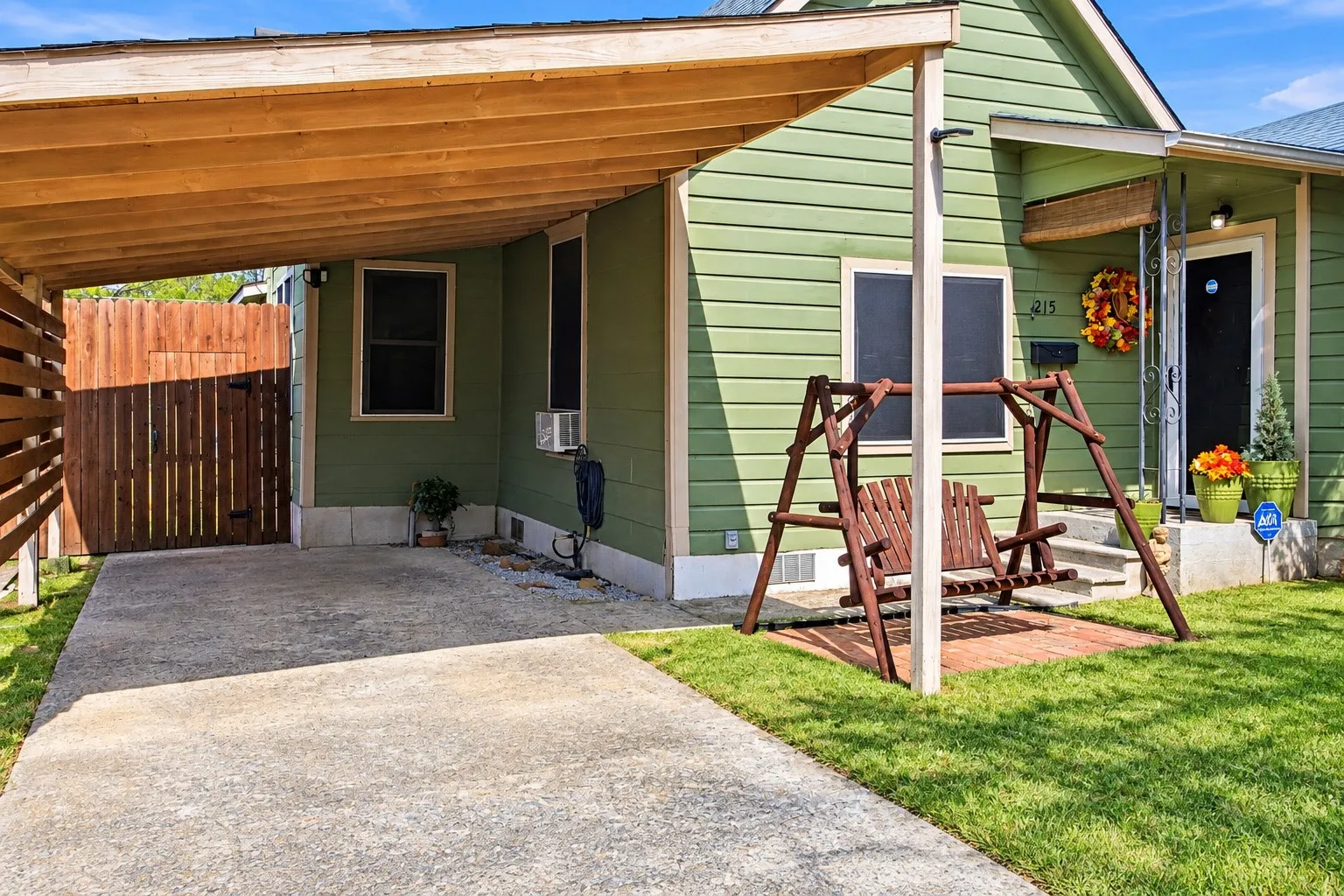 Single Family Residence For Sale in Grayson County , 215 W Munson Street, Denison, Texas 75020, 3 Bedroom, 2 Bathroom, Garage spaces, 1,218 Sqft, built in 1945, mls#21397056, Real Estate Agent in Denison, Homes For Sale in Grayson county, Homes For Sale in Denison, Realtor in Denison Texas, Real Estate Brokerage Independent Realty Texas, Luminita Cordes Realtor