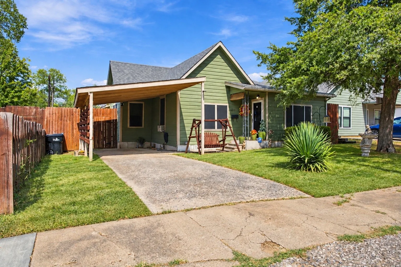 Single Family Residence For Sale in Grayson County , 215 W Munson Street, Denison, Texas 75020, 3 Bedroom, 2 Bathroom, Garage spaces, 1,218 Sqft, built in 1945, mls#21397056, Real Estate Agent in Denison, Homes For Sale in Grayson county, Homes For Sale in Denison, Realtor in Denison Texas, Real Estate Brokerage Independent Realty Texas, Luminita Cordes Realtor