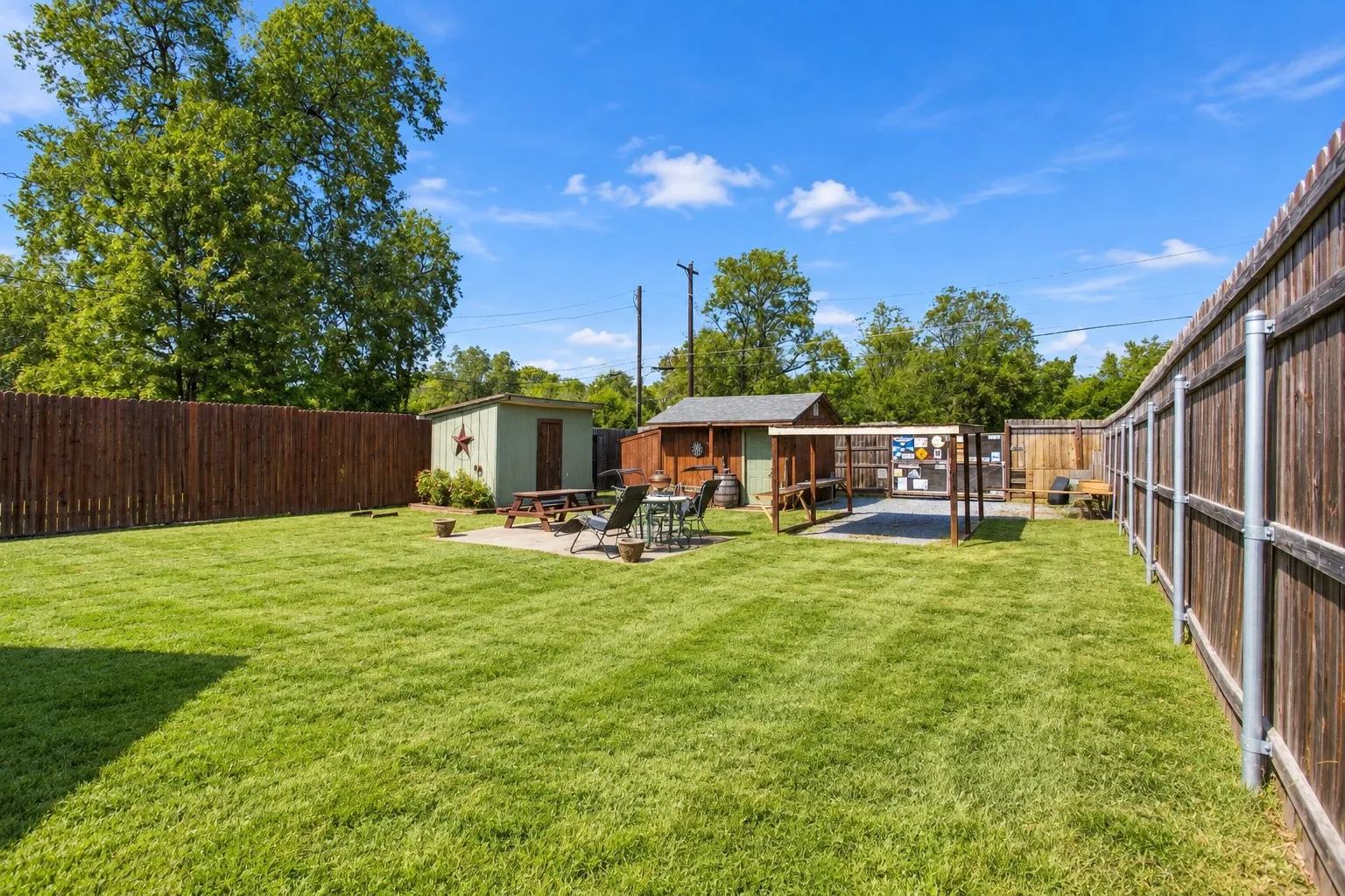 Single Family Residence For Sale in Grayson County , 215 W Munson Street, Denison, Texas 75020, 3 Bedroom, 2 Bathroom, Garage spaces, 1,218 Sqft, built in 1945, mls#21397056, Real Estate Agent in Denison, Homes For Sale in Grayson county, Homes For Sale in Denison, Realtor in Denison Texas, Real Estate Brokerage Independent Realty Texas, Luminita Cordes Realtor
