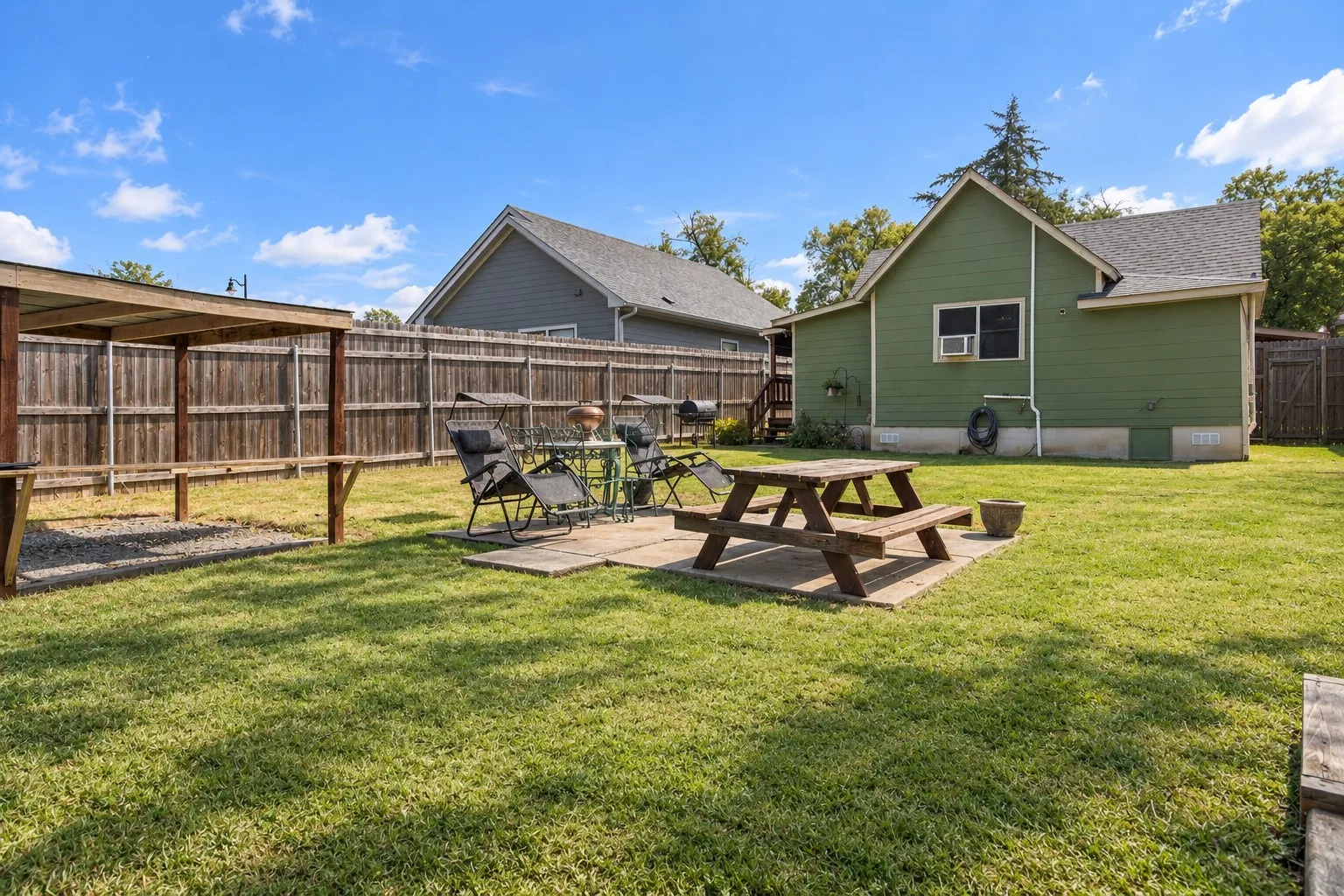 Single Family Residence For Sale in Grayson County , 215 W Munson Street, Denison, Texas 75020, 3 Bedroom, 2 Bathroom, Garage spaces, 1,218 Sqft, built in 1945, mls#21397056, Real Estate Agent in Denison, Homes For Sale in Grayson county, Homes For Sale in Denison, Realtor in Denison Texas, Real Estate Brokerage Independent Realty Texas, Luminita Cordes Realtor