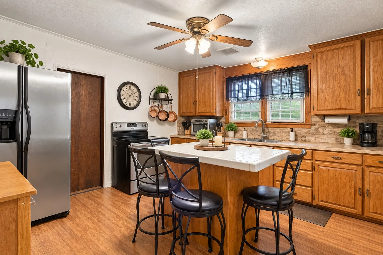 Single Family Residence For Sale in Grayson County , 215 W Munson Street, Denison, Texas 75020, 3 Bedroom, 2 Bathroom, Garage spaces, 1,218 Sqft, built in 1945, mls#21397056, Real Estate Agent in Denison, Homes For Sale in Grayson county, Homes For Sale in Denison, Realtor in Denison Texas, Real Estate Brokerage Independent Realty Texas, Luminita Cordes Realtor
