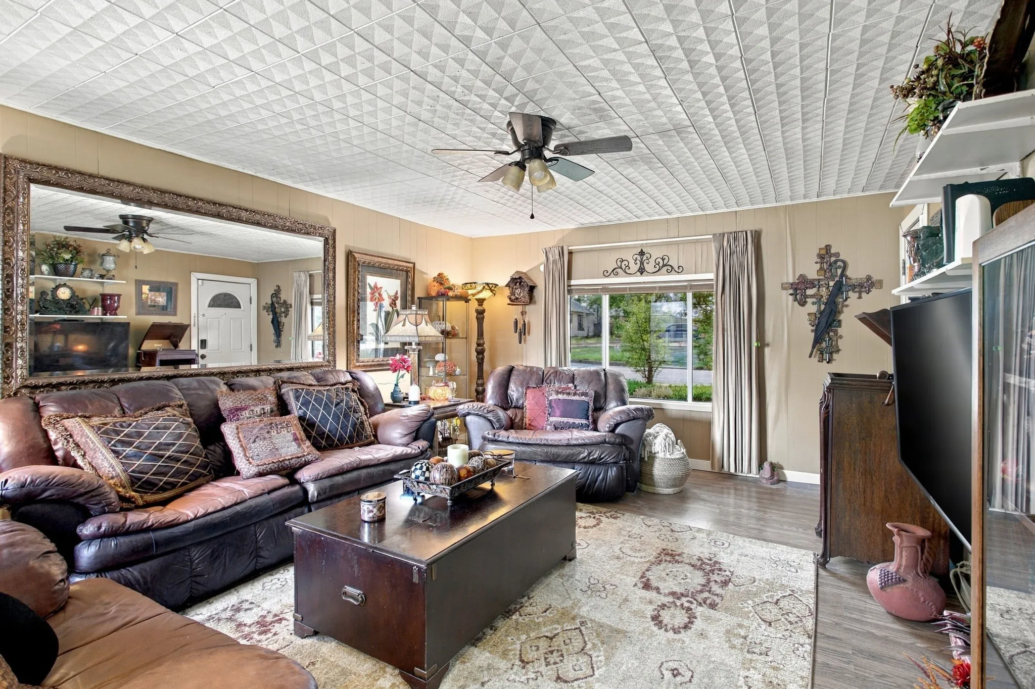 Single Family Residence For Sale in Grayson County , 215 W Munson Street, Denison, Texas 75020, 3 Bedroom, 2 Bathroom, Garage spaces, 1,218 Sqft, built in 1945, mls#21397056, Real Estate Agent in Denison, Homes For Sale in Grayson county, Homes For Sale in Denison, Realtor in Denison Texas, Real Estate Brokerage Independent Realty Texas, Luminita Cordes Realtor