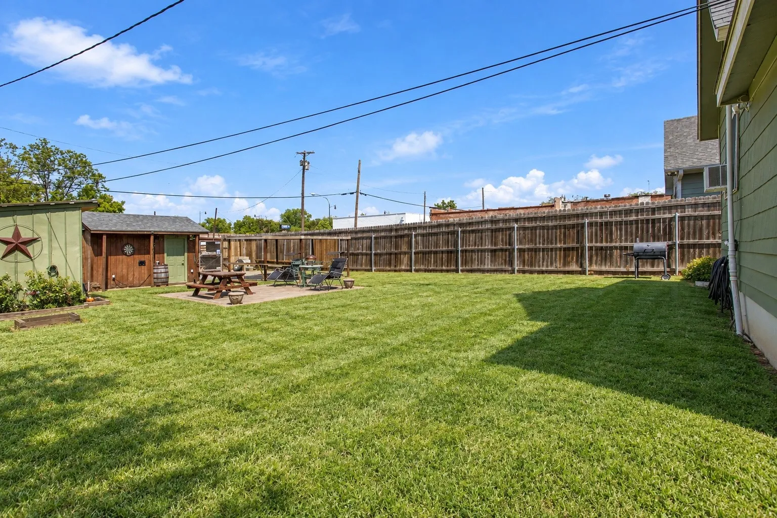 Single Family Residence For Sale in Grayson County , 215 W Munson Street, Denison, Texas 75020, 3 Bedroom, 2 Bathroom, Garage spaces, 1,218 Sqft, built in 1945, mls#21397056, Real Estate Agent in Denison, Homes For Sale in Grayson county, Homes For Sale in Denison, Realtor in Denison Texas, Real Estate Brokerage Independent Realty Texas, Luminita Cordes Realtor