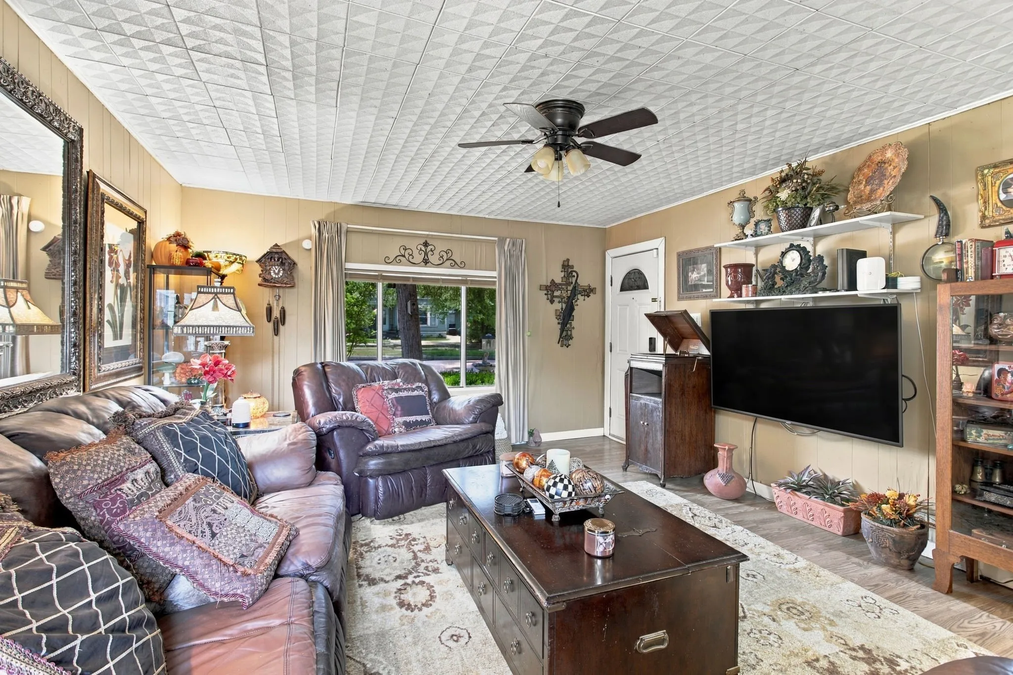 Single Family Residence For Sale in Grayson County , 215 W Munson Street, Denison, Texas 75020, 3 Bedroom, 2 Bathroom, Garage spaces, 1,218 Sqft, built in 1945, mls#21397056, Real Estate Agent in Denison, Homes For Sale in Grayson county, Homes For Sale in Denison, Realtor in Denison Texas, Real Estate Brokerage Independent Realty Texas, Luminita Cordes Realtor