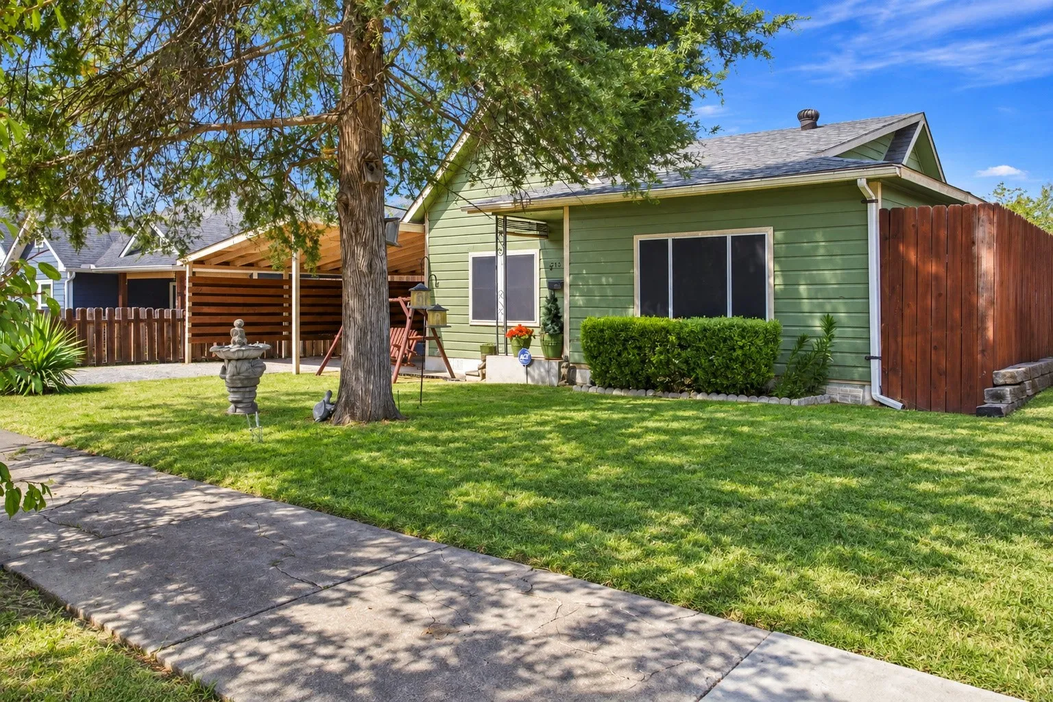 Single Family Residence For Sale in Grayson County , 215 W Munson Street, Denison, Texas 75020, 3 Bedroom, 2 Bathroom, Garage spaces, 1,218 Sqft, built in 1945, mls#21397056, Real Estate Agent in Denison, Homes For Sale in Grayson county, Homes For Sale in Denison, Realtor in Denison Texas, Real Estate Brokerage Independent Realty Texas, Luminita Cordes Realtor