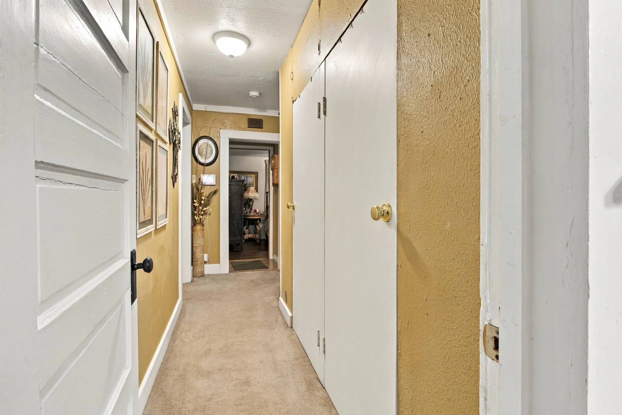 Single Family Residence For Sale in Grayson County , 215 W Munson Street, Denison, Texas 75020, 3 Bedroom, 2 Bathroom, Garage spaces, 1,218 Sqft, built in 1945, mls#21397056, Real Estate Agent in Denison, Homes For Sale in Grayson county, Homes For Sale in Denison, Realtor in Denison Texas, Real Estate Brokerage Independent Realty Texas, Luminita Cordes Realtor
