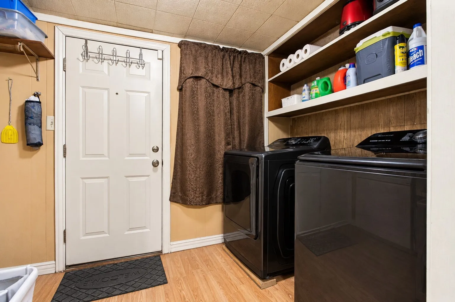 Single Family Residence For Sale in Grayson County , 215 W Munson Street, Denison, Texas 75020, 3 Bedroom, 2 Bathroom, Garage spaces, 1,218 Sqft, built in 1945, mls#21397056, Real Estate Agent in Denison, Homes For Sale in Grayson county, Homes For Sale in Denison, Realtor in Denison Texas, Real Estate Brokerage Independent Realty Texas, Luminita Cordes Realtor