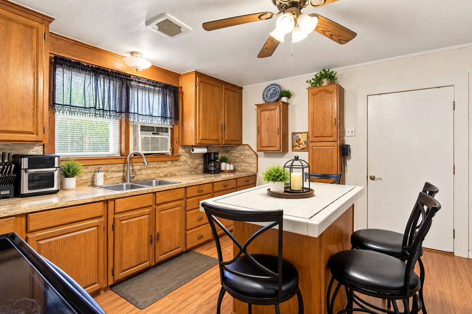 Single Family Residence For Sale in Grayson County , 215 W Munson Street, Denison, Texas 75020, 3 Bedroom, 2 Bathroom, Garage spaces, 1,218 Sqft, built in 1945, mls#21397056, Real Estate Agent in Denison, Homes For Sale in Grayson county, Homes For Sale in Denison, Realtor in Denison Texas, Real Estate Brokerage Independent Realty Texas, Luminita Cordes Realtor