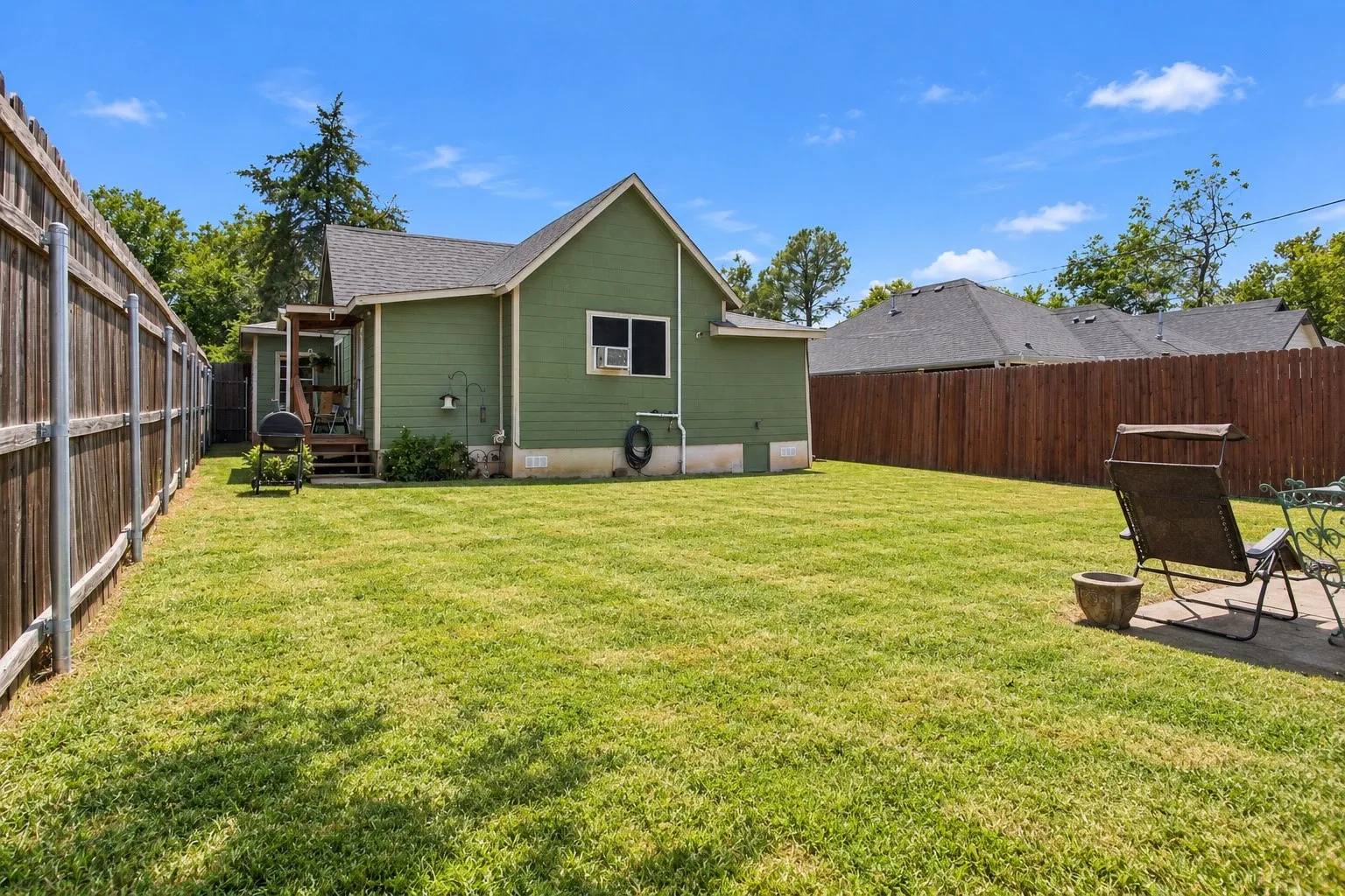 Single Family Residence For Sale in Grayson County , 215 W Munson Street, Denison, Texas 75020, 3 Bedroom, 2 Bathroom, Garage spaces, 1,218 Sqft, built in 1945, mls#21397056, Real Estate Agent in Denison, Homes For Sale in Grayson county, Homes For Sale in Denison, Realtor in Denison Texas, Real Estate Brokerage Independent Realty Texas, Luminita Cordes Realtor