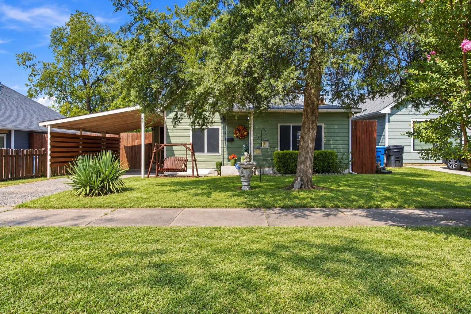 Single Family Residence For Sale in Grayson County , 215 W Munson Street, Denison, Texas 75020, 3 Bedroom, 2 Bathroom, Garage spaces, 1,218 Sqft, built in 1945, mls#21397056, Real Estate Agent in Denison, Homes For Sale in Grayson county, Homes For Sale in Denison, Realtor in Denison Texas, Real Estate Brokerage Independent Realty Texas, Luminita Cordes Realtor