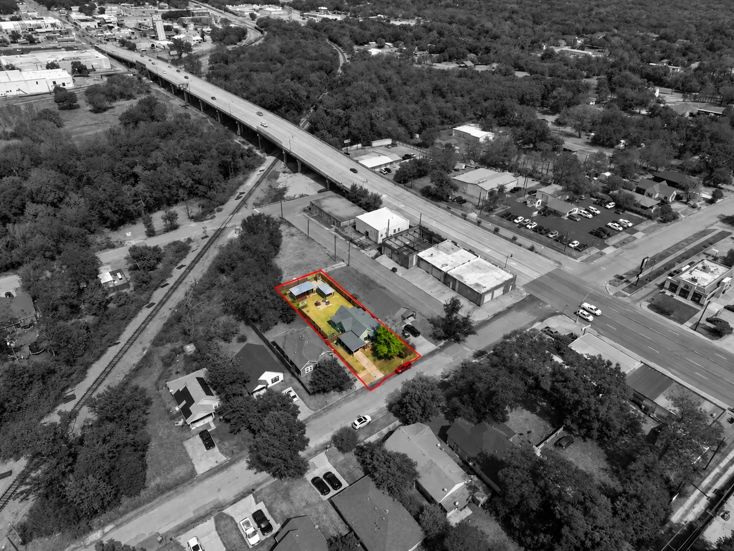 Single Family Residence For Sale in Grayson County , 215 W Munson Street, Denison, Texas 75020, 3 Bedroom, 2 Bathroom, Garage spaces, 1,218 Sqft, built in 1945, mls#21397056, Real Estate Agent in Denison, Homes For Sale in Grayson county, Homes For Sale in Denison, Realtor in Denison Texas, Real Estate Brokerage Independent Realty Texas, Luminita Cordes Realtor