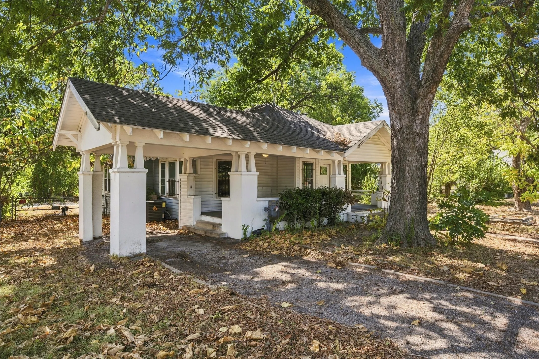 Single Family Residence For Sale in Mc Lennan County , 2114 lyle Avenue, Waco, Texas 76708, 2 Bedroom, 1 Bathroom, Garage spaces, 1,287 Sqft, built in 1920, mls#21397057, Real Estate Agent in Waco, Homes For Sale in Mc Lennan county, Homes For Sale in Waco, Realtor in Waco Texas, Real Estate Brokerage Independent Realty Texas, Luminita Cordes Realtor