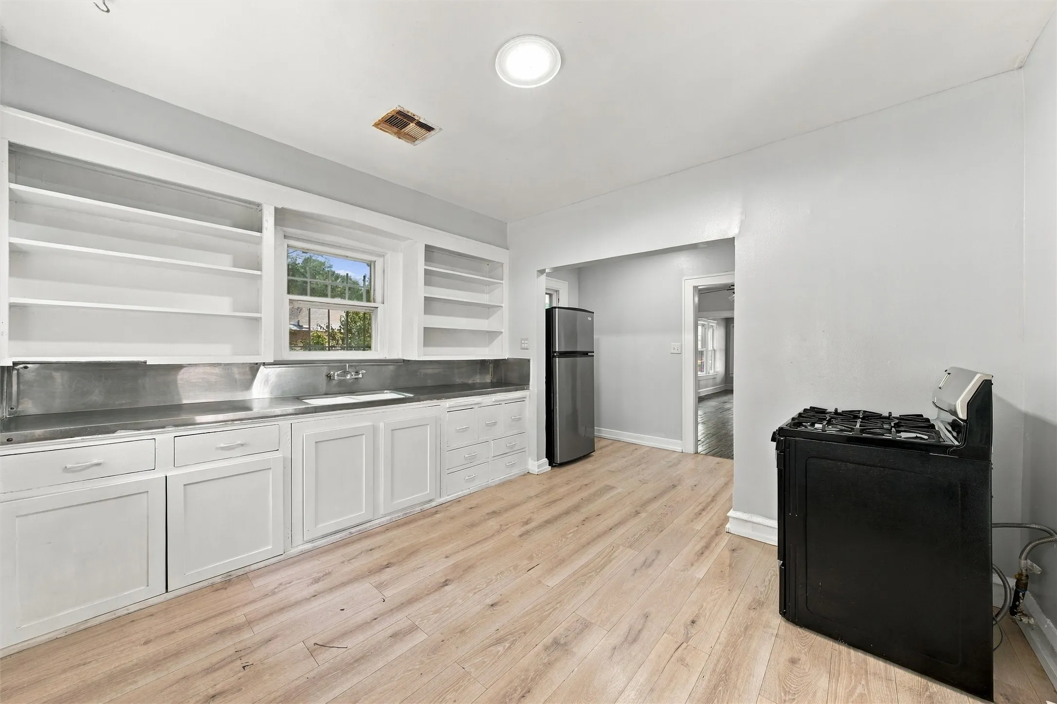 Single Family Residence For Sale in Mc Lennan County , 2114 lyle Avenue, Waco, Texas 76708, 2 Bedroom, 1 Bathroom, Garage spaces, 1,287 Sqft, built in 1920, mls#21397057, Real Estate Agent in Waco, Homes For Sale in Mc Lennan county, Homes For Sale in Waco, Realtor in Waco Texas, Real Estate Brokerage Independent Realty Texas, Luminita Cordes Realtor