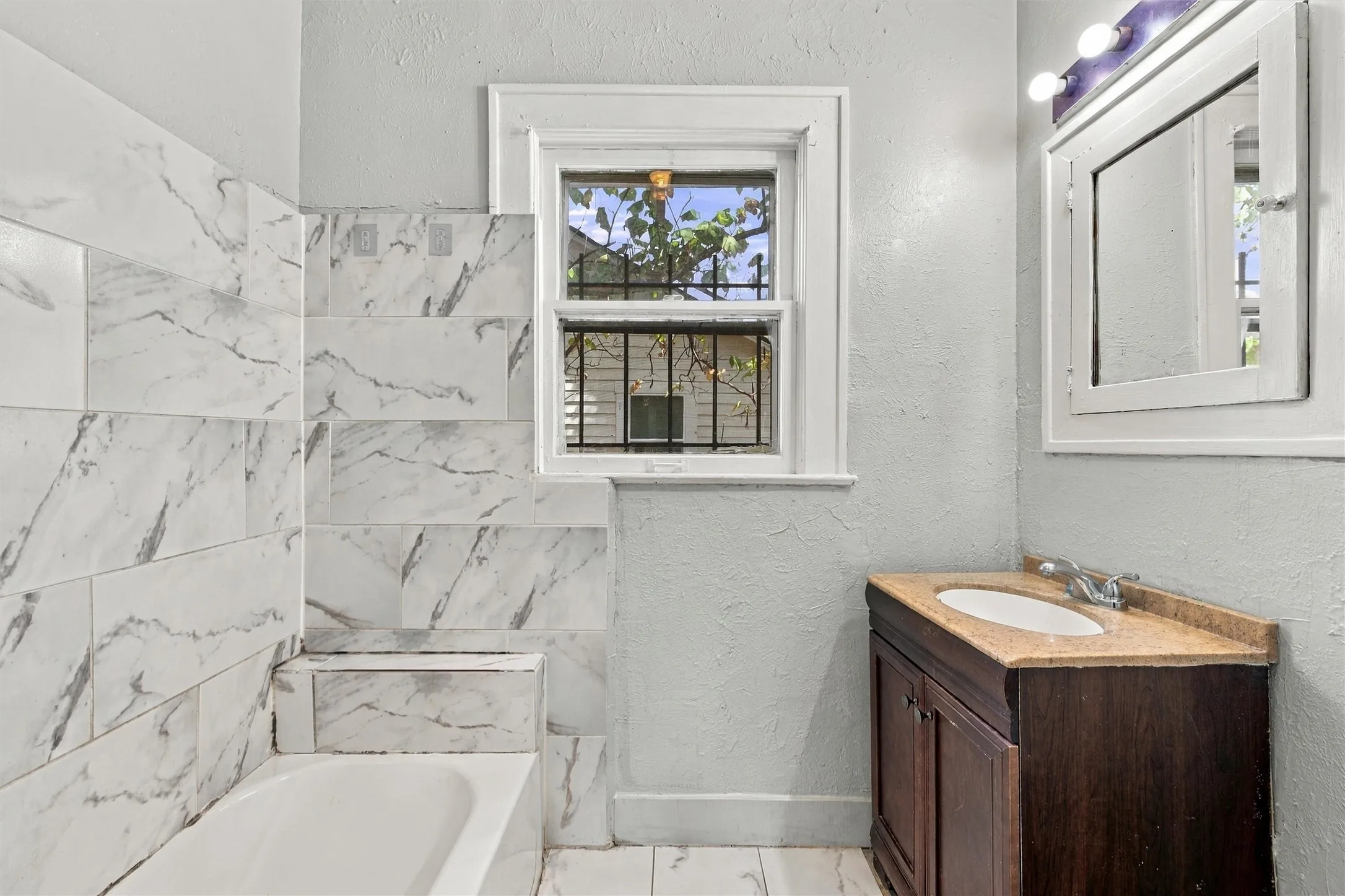 Single Family Residence For Sale in Mc Lennan County , 2114 lyle Avenue, Waco, Texas 76708, 2 Bedroom, 1 Bathroom, Garage spaces, 1,287 Sqft, built in 1920, mls#21397057, Real Estate Agent in Waco, Homes For Sale in Mc Lennan county, Homes For Sale in Waco, Realtor in Waco Texas, Real Estate Brokerage Independent Realty Texas, Luminita Cordes Realtor