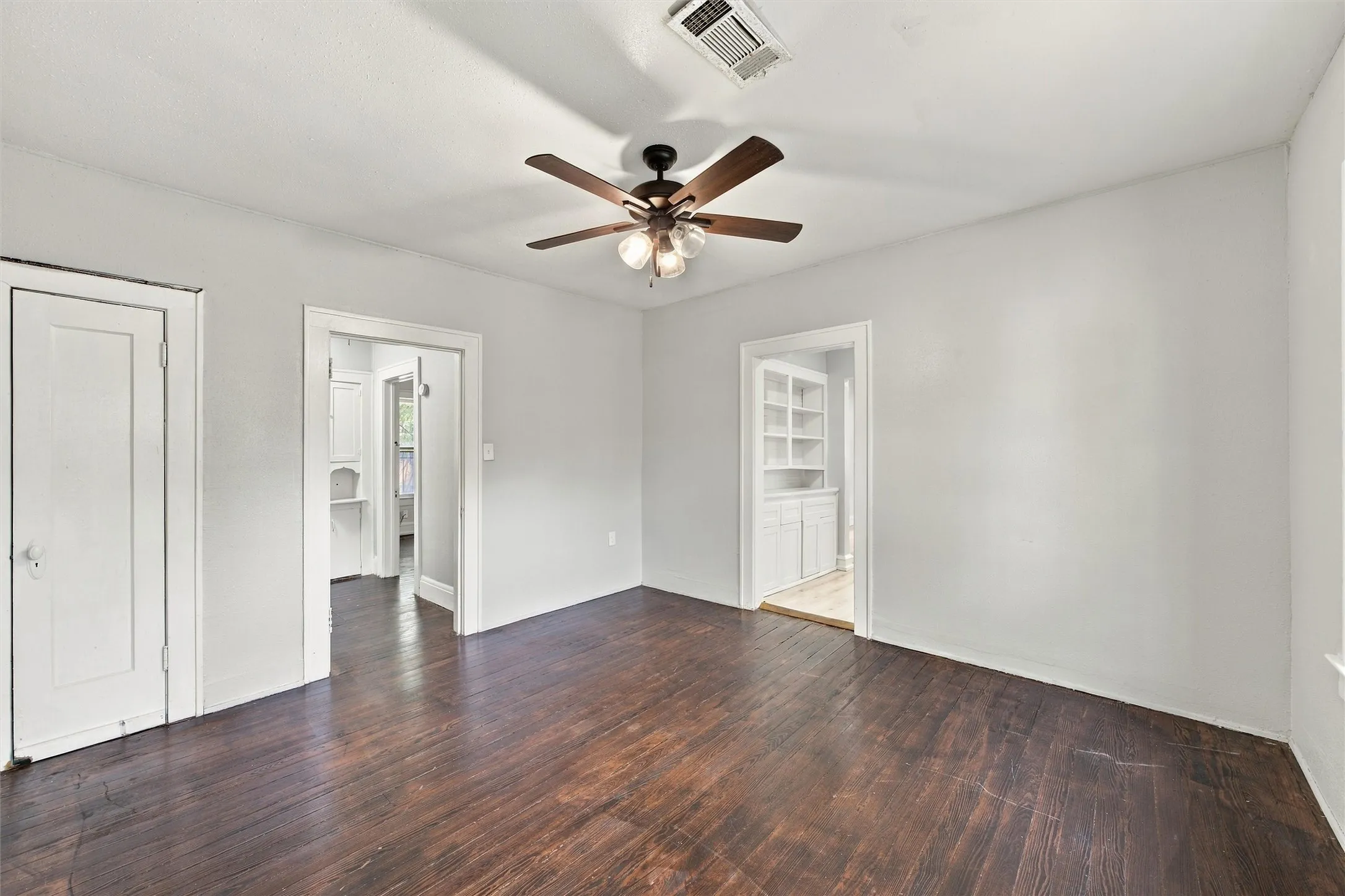 Single Family Residence For Sale in Mc Lennan County , 2114 lyle Avenue, Waco, Texas 76708, 2 Bedroom, 1 Bathroom, Garage spaces, 1,287 Sqft, built in 1920, mls#21397057, Real Estate Agent in Waco, Homes For Sale in Mc Lennan county, Homes For Sale in Waco, Realtor in Waco Texas, Real Estate Brokerage Independent Realty Texas, Luminita Cordes Realtor