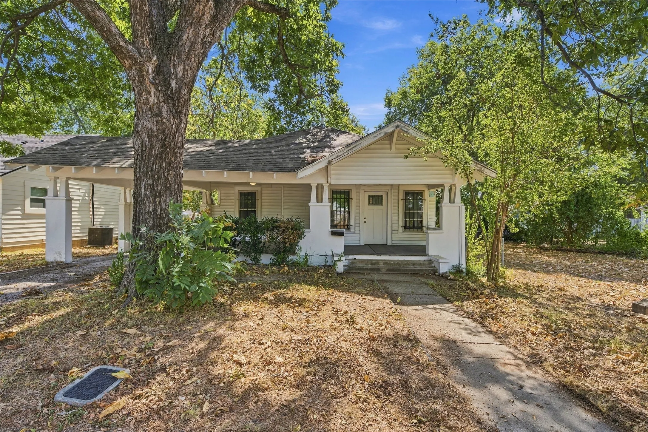 Single Family Residence For Sale in Mc Lennan County , 2114 lyle Avenue, Waco, Texas 76708, 2 Bedroom, 1 Bathroom, Garage spaces, 1,287 Sqft, built in 1920, mls#21397057, Real Estate Agent in Waco, Homes For Sale in Mc Lennan county, Homes For Sale in Waco, Realtor in Waco Texas, Real Estate Brokerage Independent Realty Texas, Luminita Cordes Realtor
