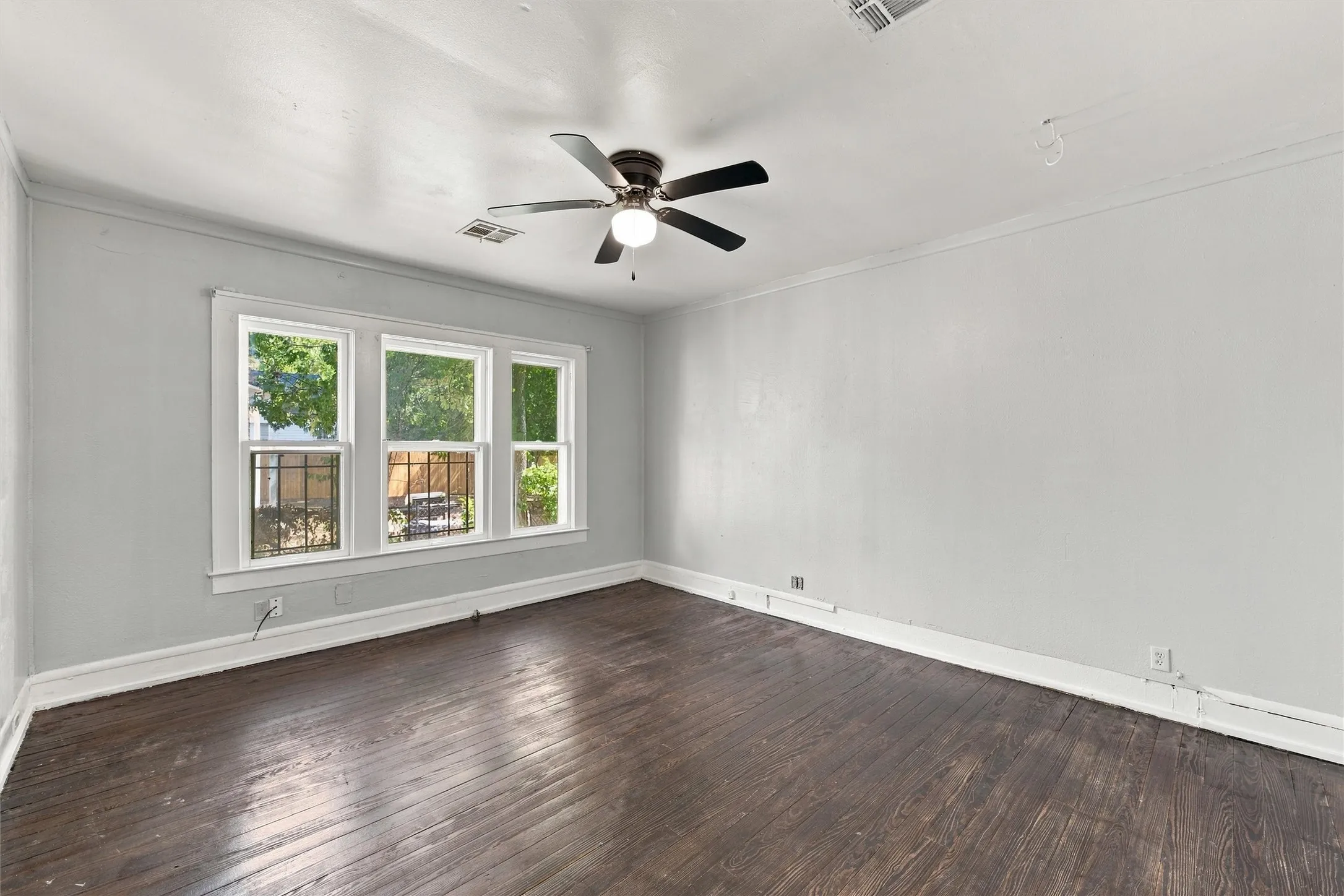 Single Family Residence For Sale in Mc Lennan County , 2114 lyle Avenue, Waco, Texas 76708, 2 Bedroom, 1 Bathroom, Garage spaces, 1,287 Sqft, built in 1920, mls#21397057, Real Estate Agent in Waco, Homes For Sale in Mc Lennan county, Homes For Sale in Waco, Realtor in Waco Texas, Real Estate Brokerage Independent Realty Texas, Luminita Cordes Realtor