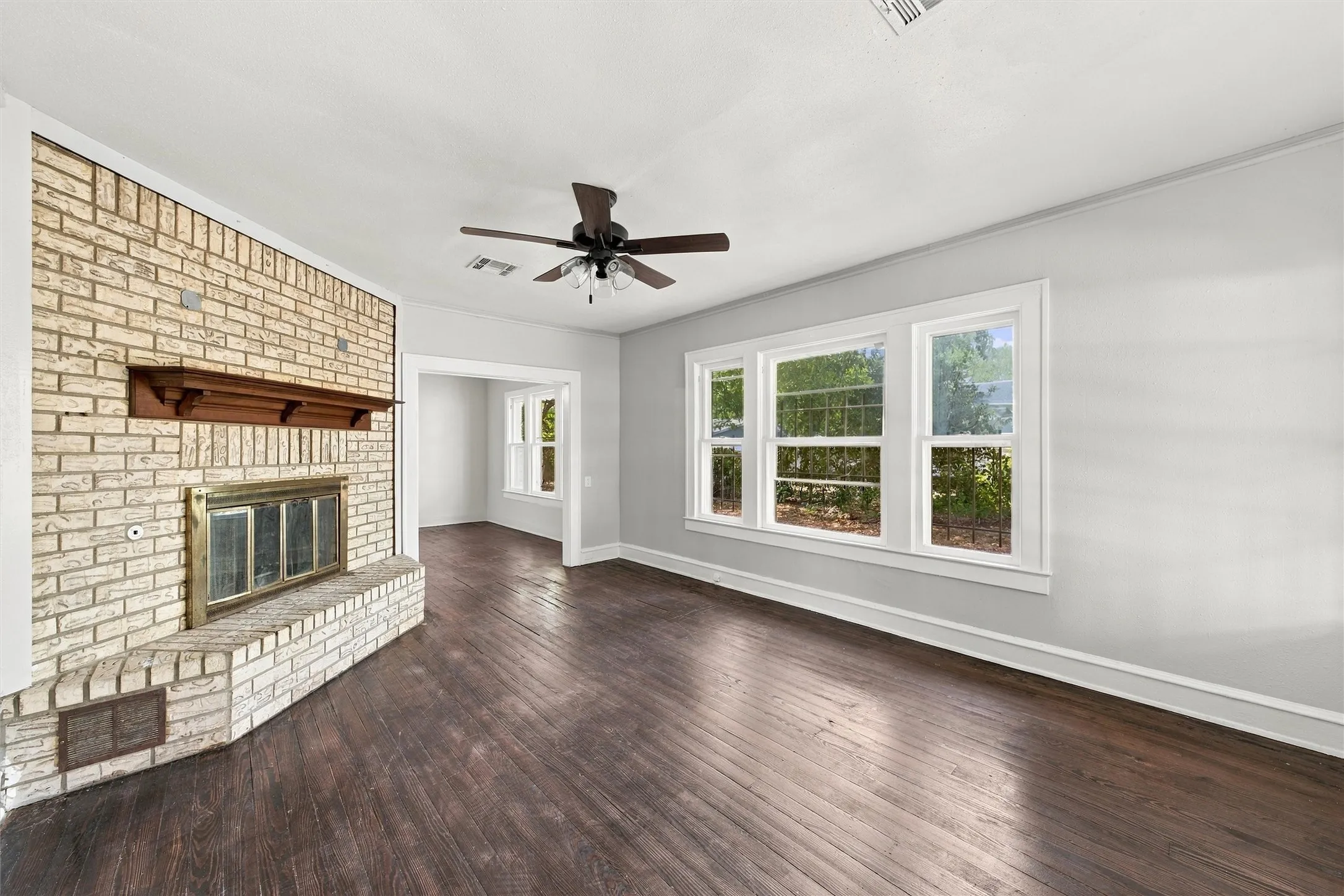 Single Family Residence For Sale in Mc Lennan County , 2114 lyle Avenue, Waco, Texas 76708, 2 Bedroom, 1 Bathroom, Garage spaces, 1,287 Sqft, built in 1920, mls#21397057, Real Estate Agent in Waco, Homes For Sale in Mc Lennan county, Homes For Sale in Waco, Realtor in Waco Texas, Real Estate Brokerage Independent Realty Texas, Luminita Cordes Realtor