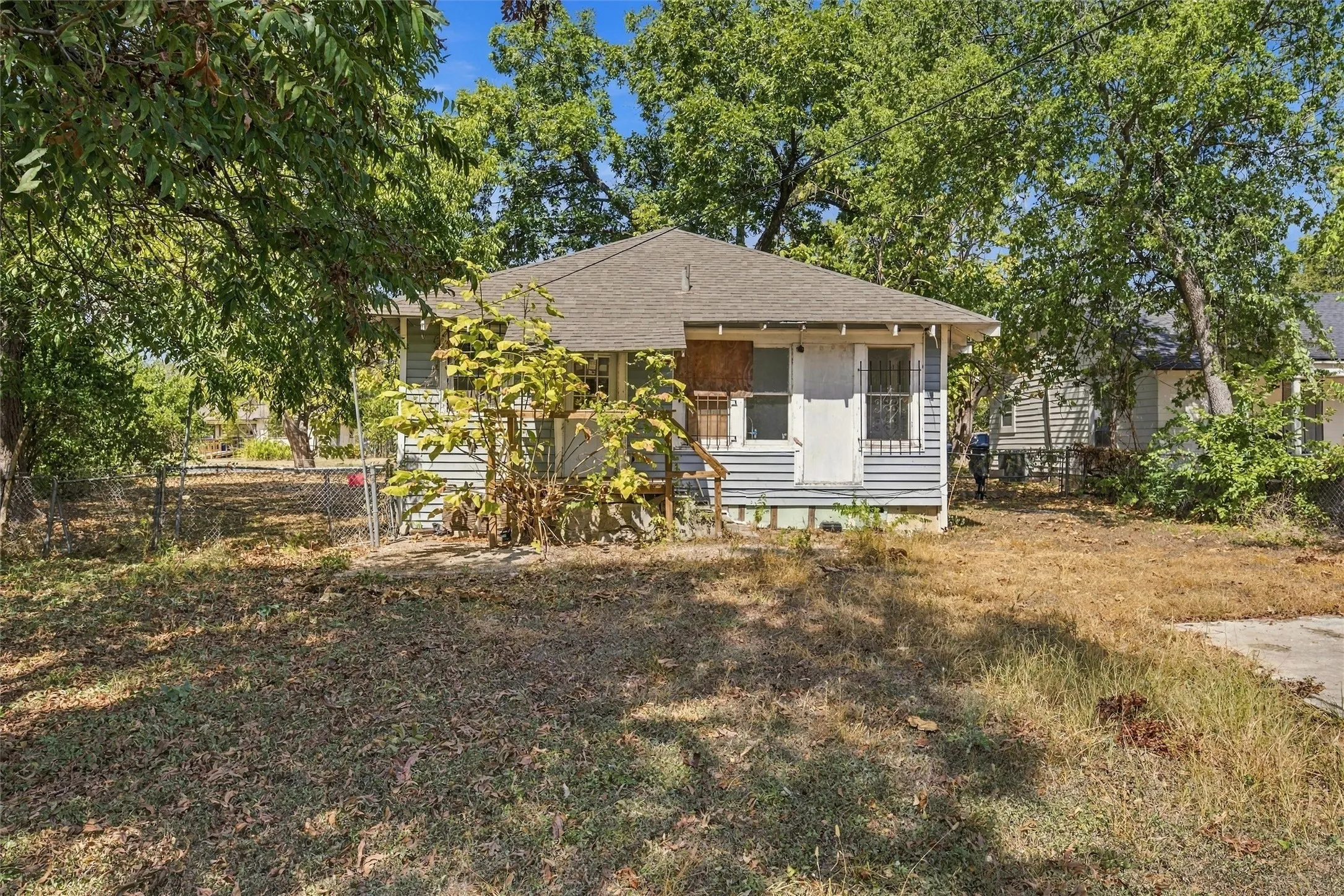 Single Family Residence For Sale in Mc Lennan County , 2114 lyle Avenue, Waco, Texas 76708, 2 Bedroom, 1 Bathroom, Garage spaces, 1,287 Sqft, built in 1920, mls#21397057, Real Estate Agent in Waco, Homes For Sale in Mc Lennan county, Homes For Sale in Waco, Realtor in Waco Texas, Real Estate Brokerage Independent Realty Texas, Luminita Cordes Realtor