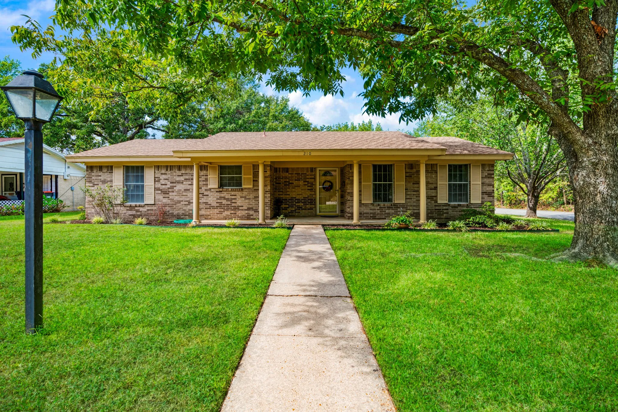 Single Family Residence For Sale in Lamar County , 210 31st Street SW, Paris, Texas 75460, 3 Bedroom, 2 Bathroom, 2 Garage spaces, 1,318 Sqft, built in 1970, mls#21396470, Real Estate Agent in Paris, Homes For Sale in Lamar county, Homes For Sale in Paris, Realtor in Paris Texas, Real Estate Brokerage Independent Realty Texas, Luminita Cordes Realtor